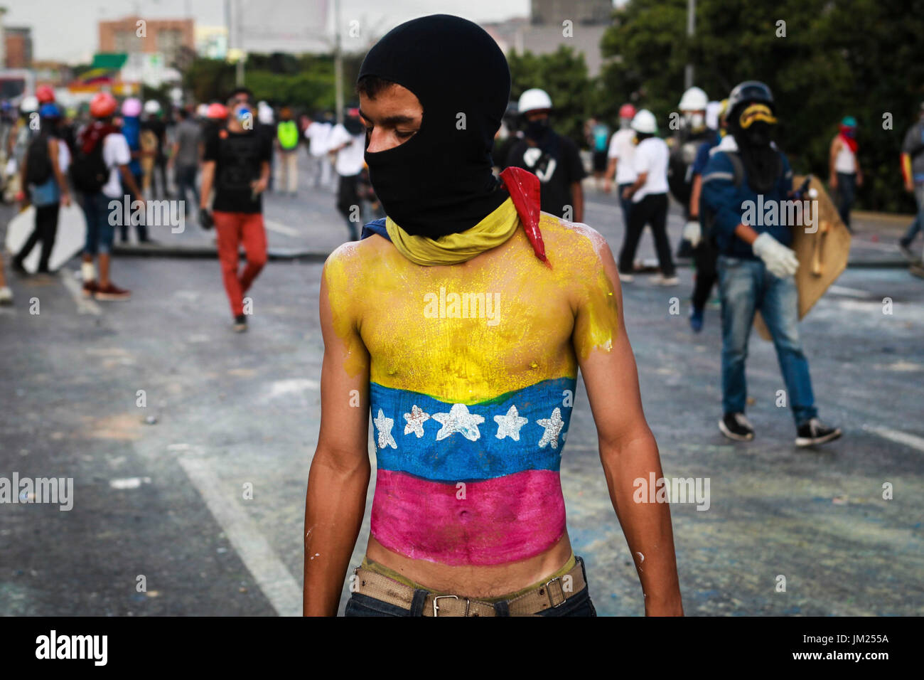 Caracas, Venezuela. 26. Mai 2017. Aktivisten der Opposition Zusammenstoß mit der Polizei während einer Demonstration gegen den venezolanischen Präsidenten Maduro. Die venezolanische Regierung und der Opposition zugeben, dass gewalttätige Proteste, die das Land seit fast zwei Monaten ergriffen haben außer Kontrolle, und Analysten warnen, dass sie ein zweischneidiges Schwert sein könnten, das noch mehr Unruhe auslösen könnten. Bildnachweis: Elyxandro Cegarra/ZUMA Draht/Alamy Live-Nachrichten Stockfoto