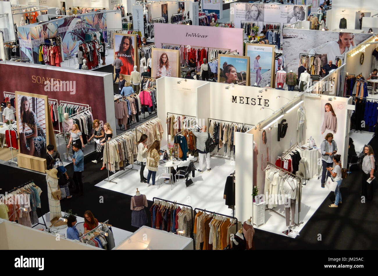 Kleidung steht bei Pure London, Olympia, London, UK. Pure London Großbritanniens führenden Mode-Messe öffnete seine Türen 23-25. Juli 2017 mit zwei Hallen der Messestände von führenden Mode- und Accessoires-Designern, Vorträge von Experten aus der Industrie, und Modenschauen auf zwei verschiedenen Laufstegen jeden Tag. Modeeinkäufer waren in Kraft, die neue Saison Kollektionen zu sehen. 25. Juli 2017. Bildnachweis: Antony Brennnessel/Alamy Live-Nachrichten Stockfoto