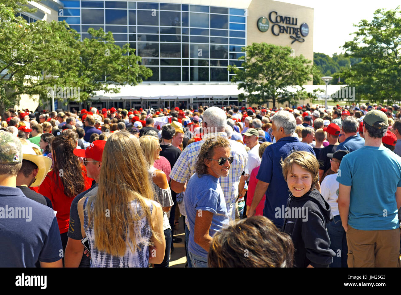 Youngstown, Ohio, USA. 25. Juli 2017. Präsident Trump Fans warten vor dem Covelli Center in Youngstown, Ohio, hineinzukommen, zu beobachten und in der Trump-Rallye teilnehmen. Bildnachweis: Mark Kanning/Alamy Live-Nachrichten Stockfoto