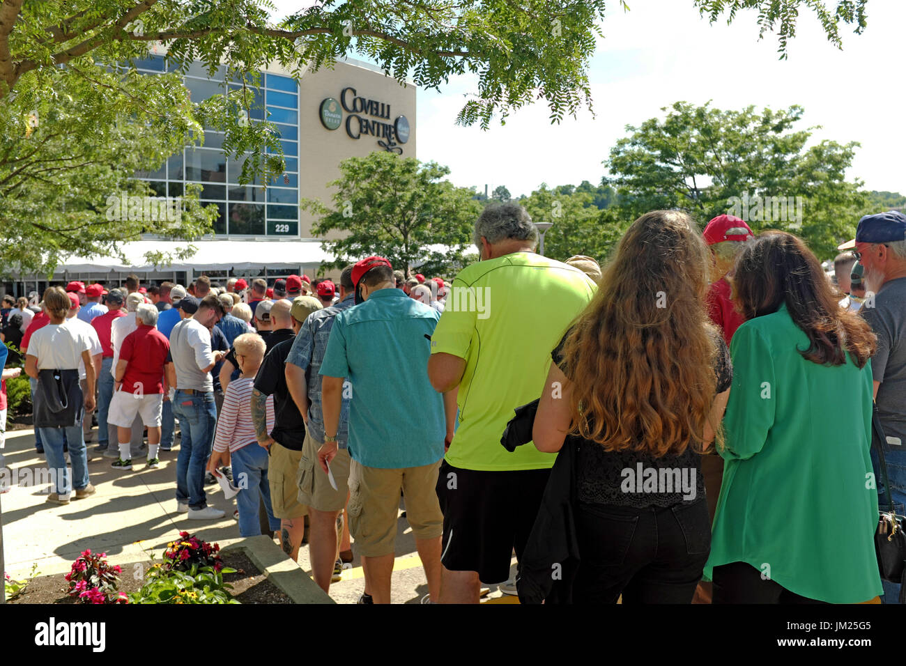 Youngstown, Ohio, USA. 25. Juli 2017. Präsident Trump Fans warten vor dem Covelli Center in Youngstown, Ohio, hineinzukommen, zu beobachten und in der Trump-Rallye teilnehmen. Bildnachweis: Mark Kanning/Alamy Live-Nachrichten Stockfoto