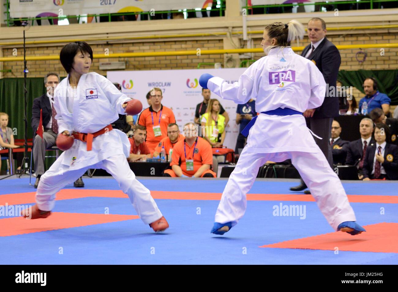 Wroclaw, Polen. 25. Juli 2017. Welt Spiele 2017, Karate-Wettbewerb, Damen Kumite 50kg Finale Goldmedaille kämpfen in Wroclaw, Polen. Im Bild: Miho Miyahara aus Japan (roter Gürtel) und Alexandra Recchia aus Frankreich (blauer Gürtel). Bildnachweis: Bartolomeus Magierowski/Alamy Live-Nachrichten. Stockfoto