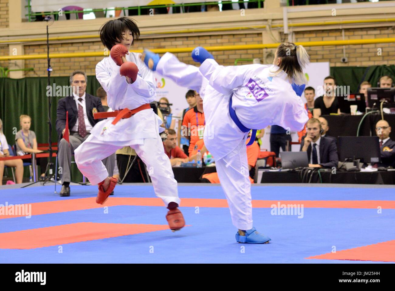 Wroclaw, Polen. 25. Juli 2017. Welt Spiele 2017, Karate-Wettbewerb, Damen Kumite 50kg Finale Goldmedaille kämpfen in Wroclaw, Polen. Im Bild: Miho Miyahara aus Japan (roter Gürtel) und Alexandra Recchia aus Frankreich (blauer Gürtel). Bildnachweis: Bartolomeus Magierowski/Alamy Live-Nachrichten. Stockfoto