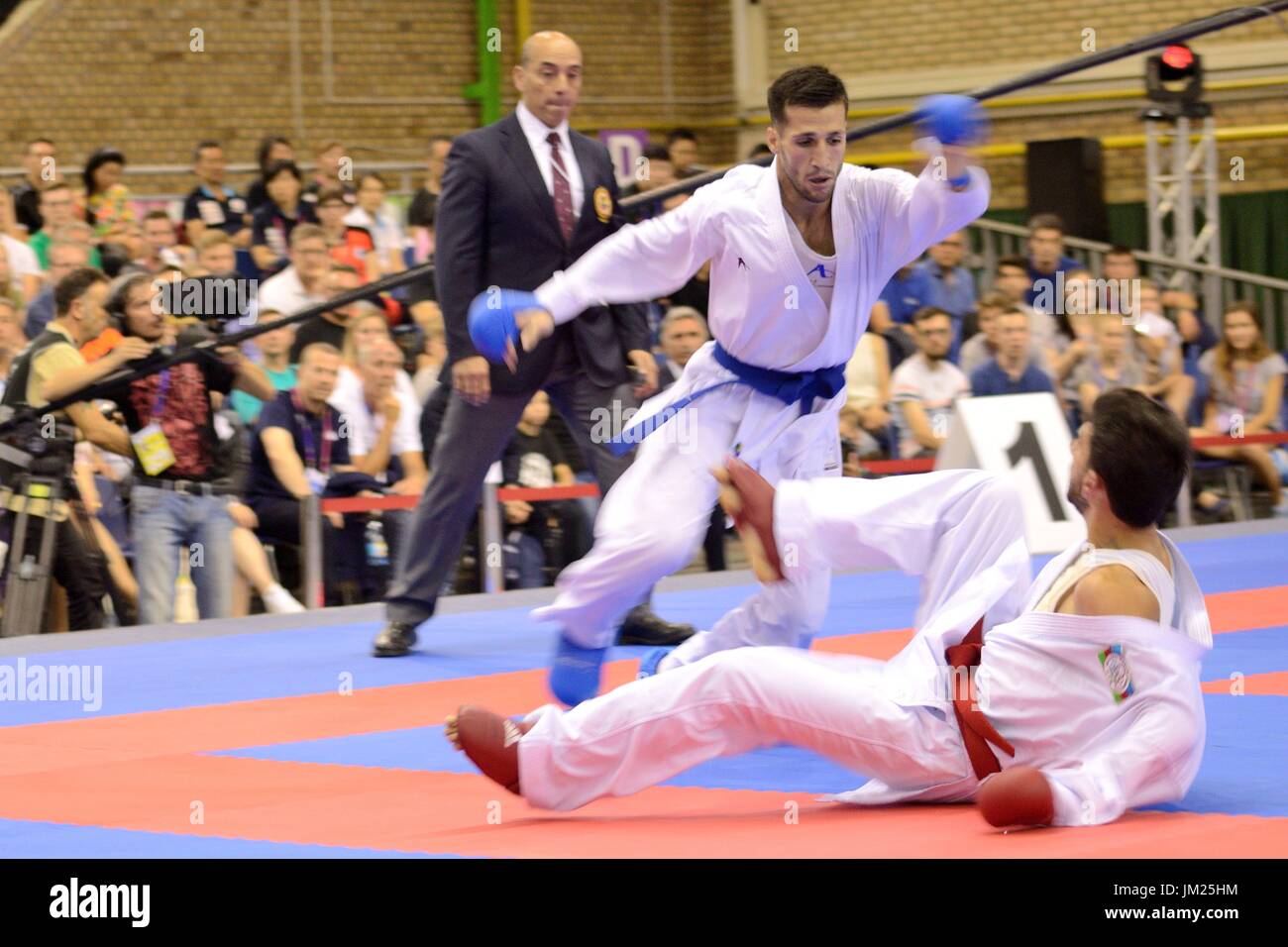 Wroclaw, Polen. 25. Juli 2017. Welt Spiele 2017, Karate-Wettbewerb, Kumite Herren 60kg Finale Goldmedaille kämpfen in Wroclaw, Polen. Im Bild: Firdosi Farzaliyev aus Aserbaidschan (roter Gürtel) und Amir Mehdizadeh aus dem Iran (blauer Gürtel). Bildnachweis: Bartolomeus Magierowski/Alamy Live-Nachrichten. Stockfoto