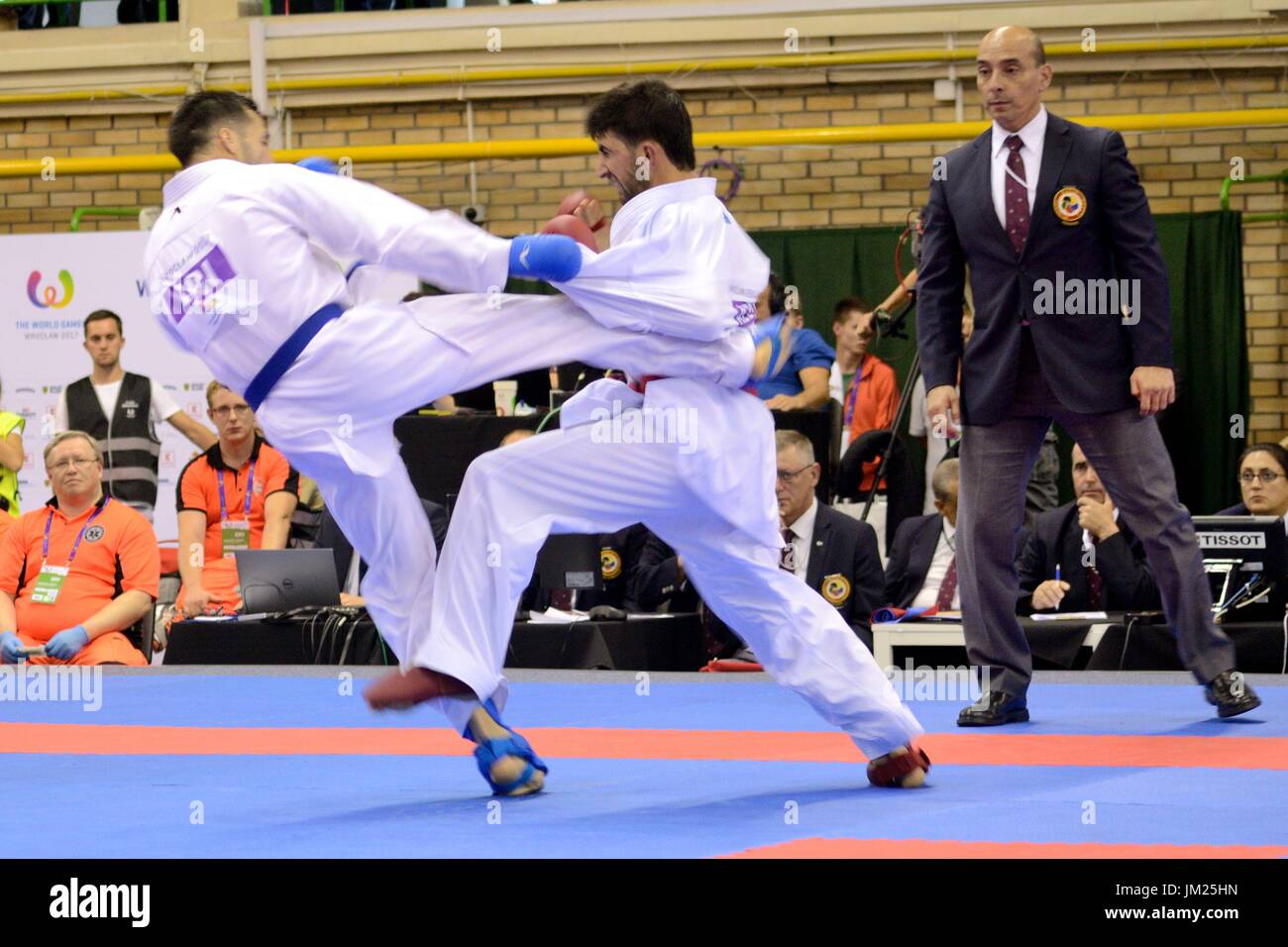 Wroclaw, Polen. 25. Juli 2017. Welt Spiele 2017, Karate-Wettbewerb, Kumite Herren 60kg Finale Goldmedaille kämpfen in Wroclaw, Polen. Im Bild: Firdosi Farzaliyev aus Aserbaidschan (roter Gürtel) und Amir Mehdizadeh aus dem Iran (blauer Gürtel). Bildnachweis: Bartolomeus Magierowski/Alamy Live-Nachrichten. Stockfoto