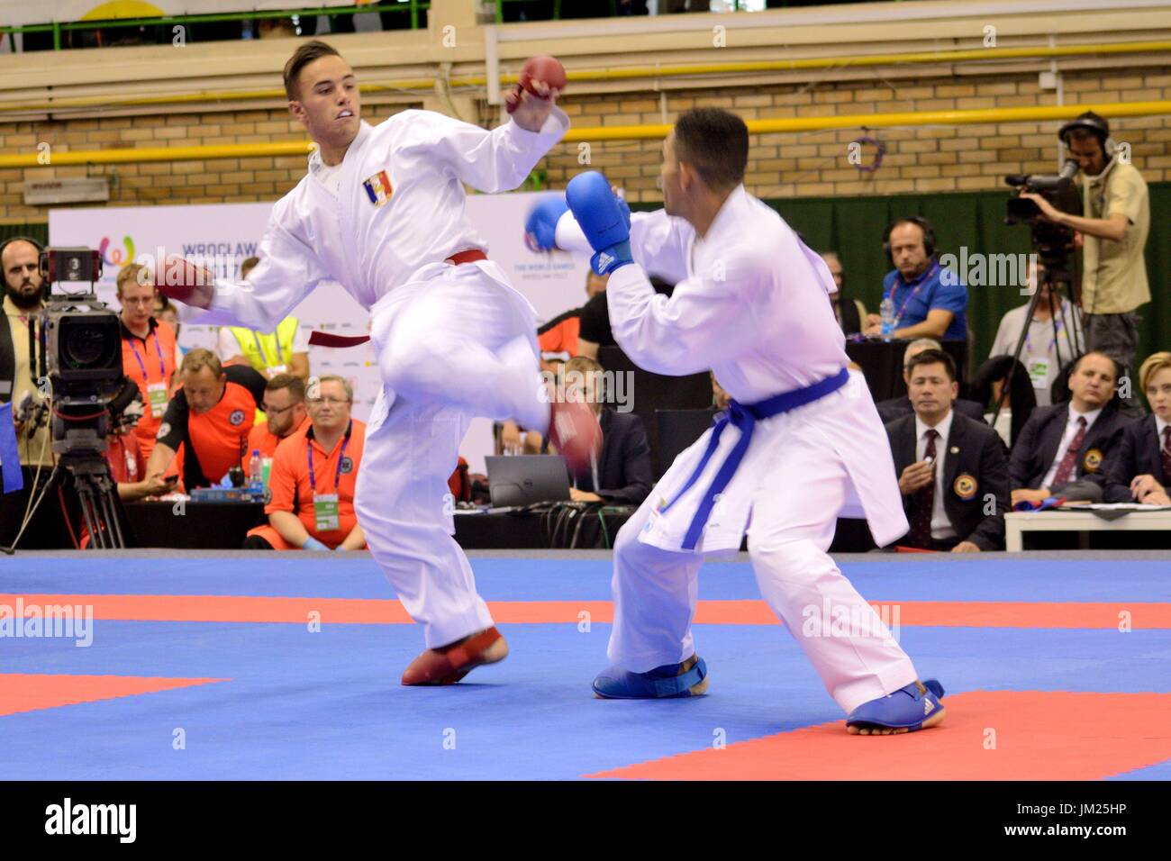 Wroclaw, Polen. 25. Juli 2017. Welt Spiele 2017, Karate-Wettbewerb, Kumite Herren 67kg Finale Goldmedaille kämpfen in Wroclaw, Polen. Im Bild: Steven Dacosta aus Frankreich (roter Gürtel) und Jordan Thomas aus England (blauer Gürtel).  Bildnachweis: Bartolomeus Magierowski/Alamy Live-Nachrichten. Stockfoto