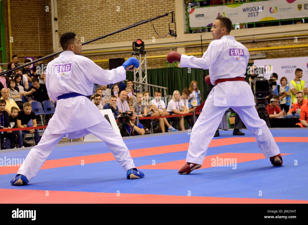 Wroclaw, Polen. 25. Juli 2017. Welt Spiele 2017, Karate-Wettbewerb, Kumite Herren 67kg Finale Goldmedaille kämpfen in Wroclaw, Polen. Im Bild: Steven Dacosta aus Frankreich (roter Gürtel) und Jordan Thomas aus England (blauer Gürtel).  Bildnachweis: Bartolomeus Magierowski/Alamy Live-Nachrichten. Stockfoto