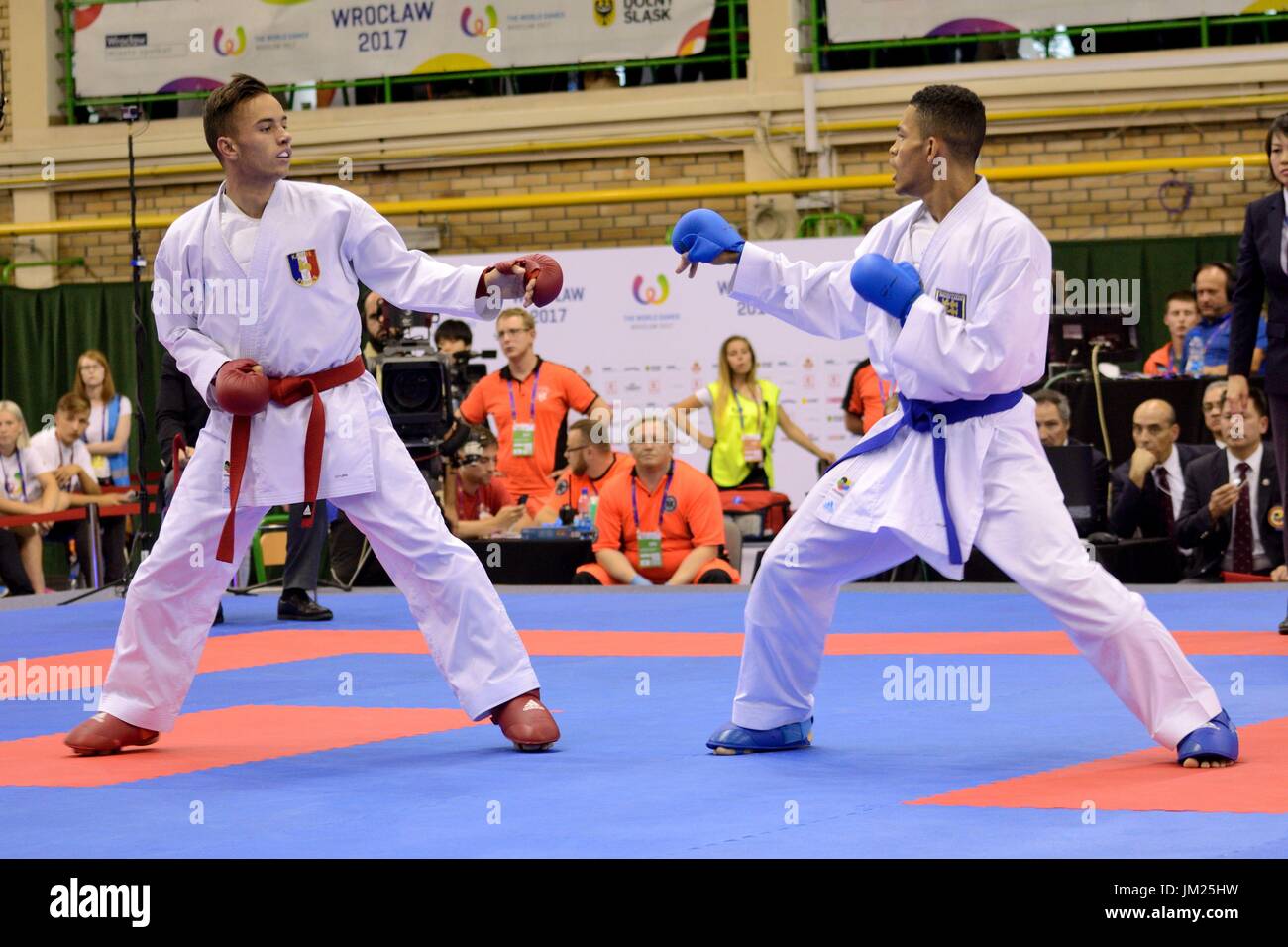 Wroclaw, Polen. 25. Juli 2017. Welt Spiele 2017, Karate-Wettbewerb, Kumite Herren 67kg Finale Goldmedaille kämpfen in Wroclaw, Polen. Im Bild: Steven Dacosta aus Frankreich (roter Gürtel) und Jordan Thomas aus England (blauer Gürtel).  Bildnachweis: Bartolomeus Magierowski/Alamy Live-Nachrichten. Stockfoto