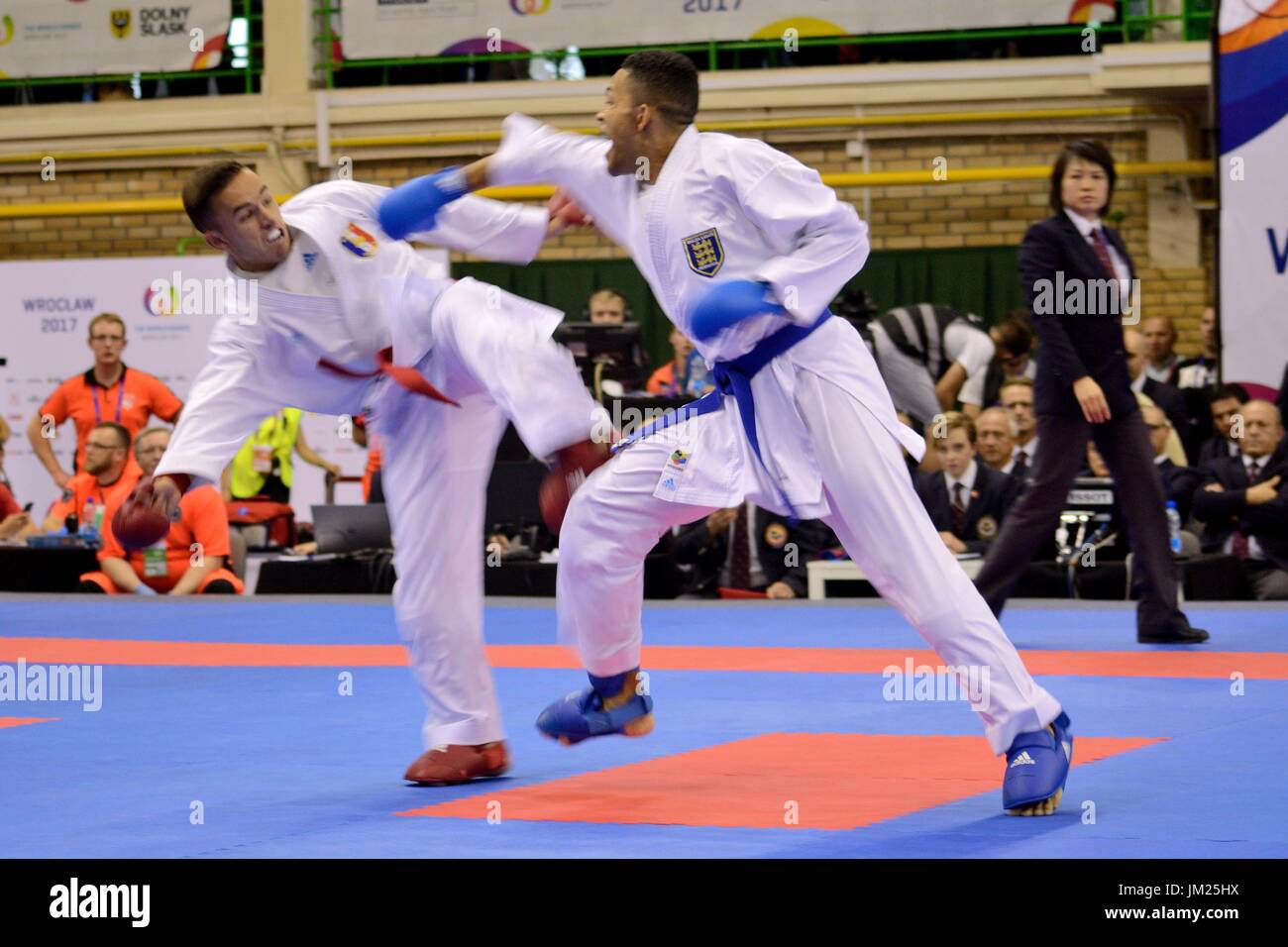 Wroclaw, Polen. 25. Juli 2017. Welt Spiele 2017, Karate-Wettbewerb, Kumite Herren 67kg Finale Goldmedaille kämpfen in Wroclaw, Polen. Im Bild: Steven Dacosta aus Frankreich (roter Gürtel) und Jordan Thomas aus England (blauer Gürtel).  Bildnachweis: Bartolomeus Magierowski/Alamy Live-Nachrichten. Stockfoto