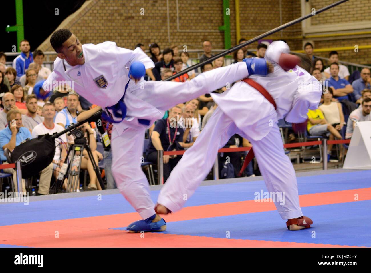 Wroclaw, Polen. 25. Juli 2017. Welt Spiele 2017, Karate-Wettbewerb, Kumite Herren 67kg Finale Goldmedaille kämpfen in Wroclaw, Polen. Im Bild: Steven Dacosta aus Frankreich (roter Gürtel) und Jordan Thomas aus England (blauer Gürtel).  Bildnachweis: Bartolomeus Magierowski/Alamy Live-Nachrichten. Stockfoto