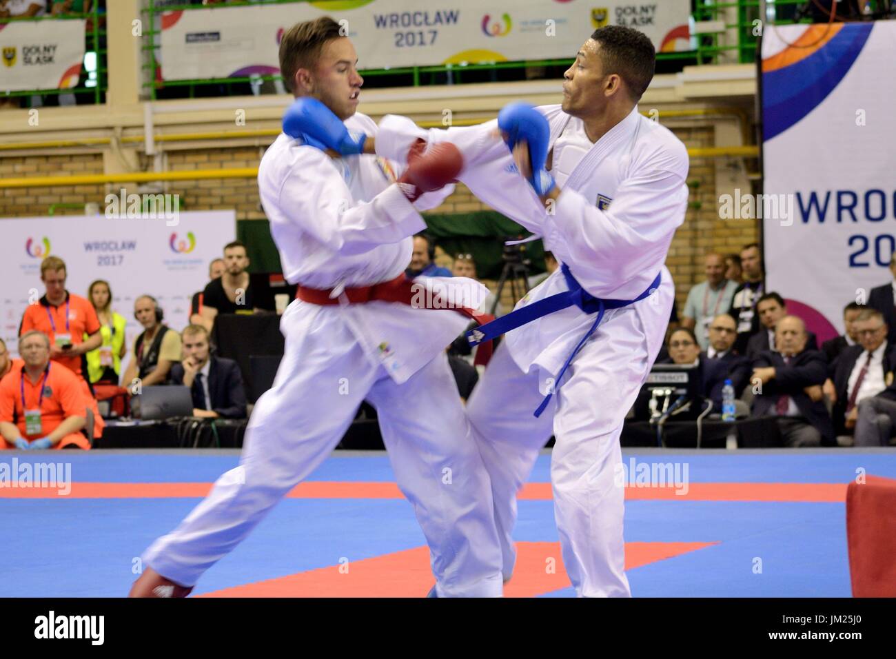 Wroclaw, Polen. 25. Juli 2017. Welt Spiele 2017, Karate-Wettbewerb, Kumite Herren 67kg Finale Goldmedaille kämpfen in Wroclaw, Polen. Im Bild: Steven Dacosta aus Frankreich (roter Gürtel) und Jordan Thomas aus England (blauer Gürtel).  Bildnachweis: Bartolomeus Magierowski/Alamy Live-Nachrichten. Stockfoto