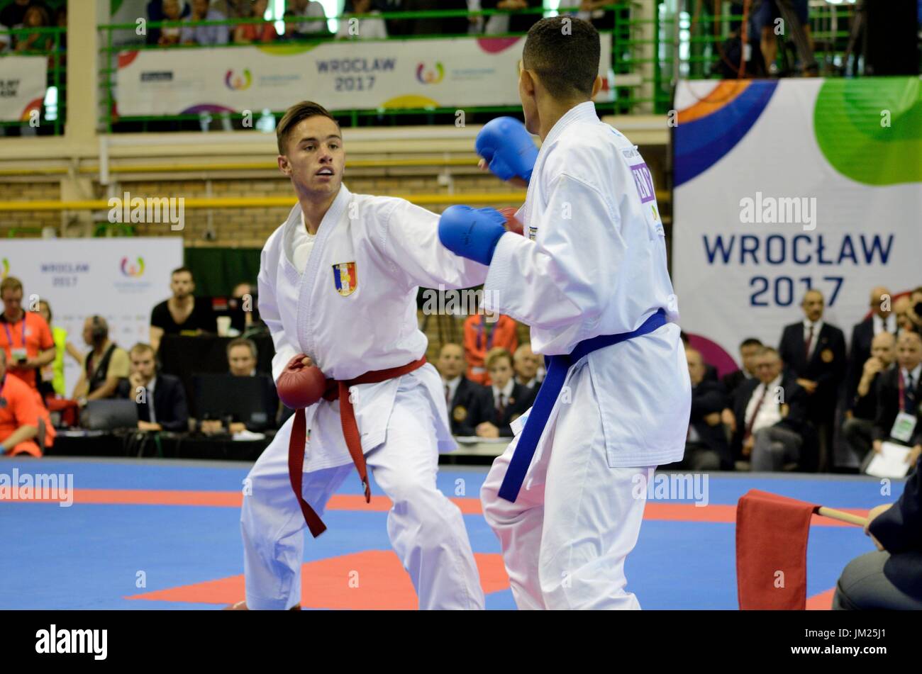 Wroclaw, Polen. 25. Juli 2017. Welt Spiele 2017, Karate-Wettbewerb, Kumite Herren 67kg Finale Goldmedaille kämpfen in Wroclaw, Polen. Im Bild: Steven Dacosta aus Frankreich (roter Gürtel) und Jordan Thomas aus England (blauer Gürtel).  Bildnachweis: Bartolomeus Magierowski/Alamy Live-Nachrichten. Stockfoto