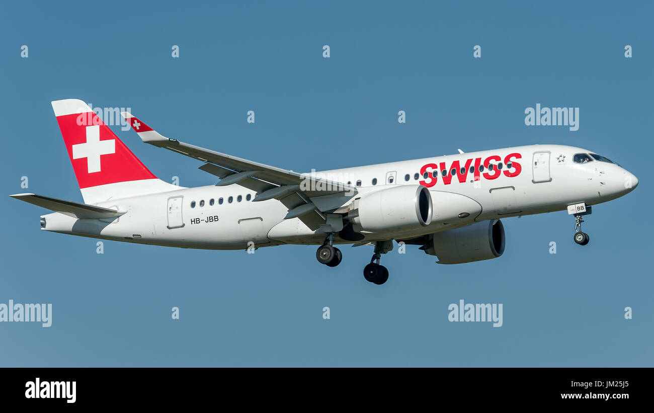 Landung in Zürich Kloten dieser neuen Bombardier CS100 Stockfoto