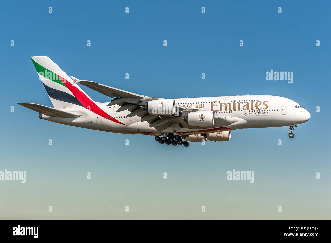 Emirates Airline Airbus A380 der Landung am Flughafen Zürich Kloten,  Schweiz. Größte liner Flugzeug der Welt. 4 Jet Engine und 2 Schichten für  den Beifahrer Stockfotografie - Alamy