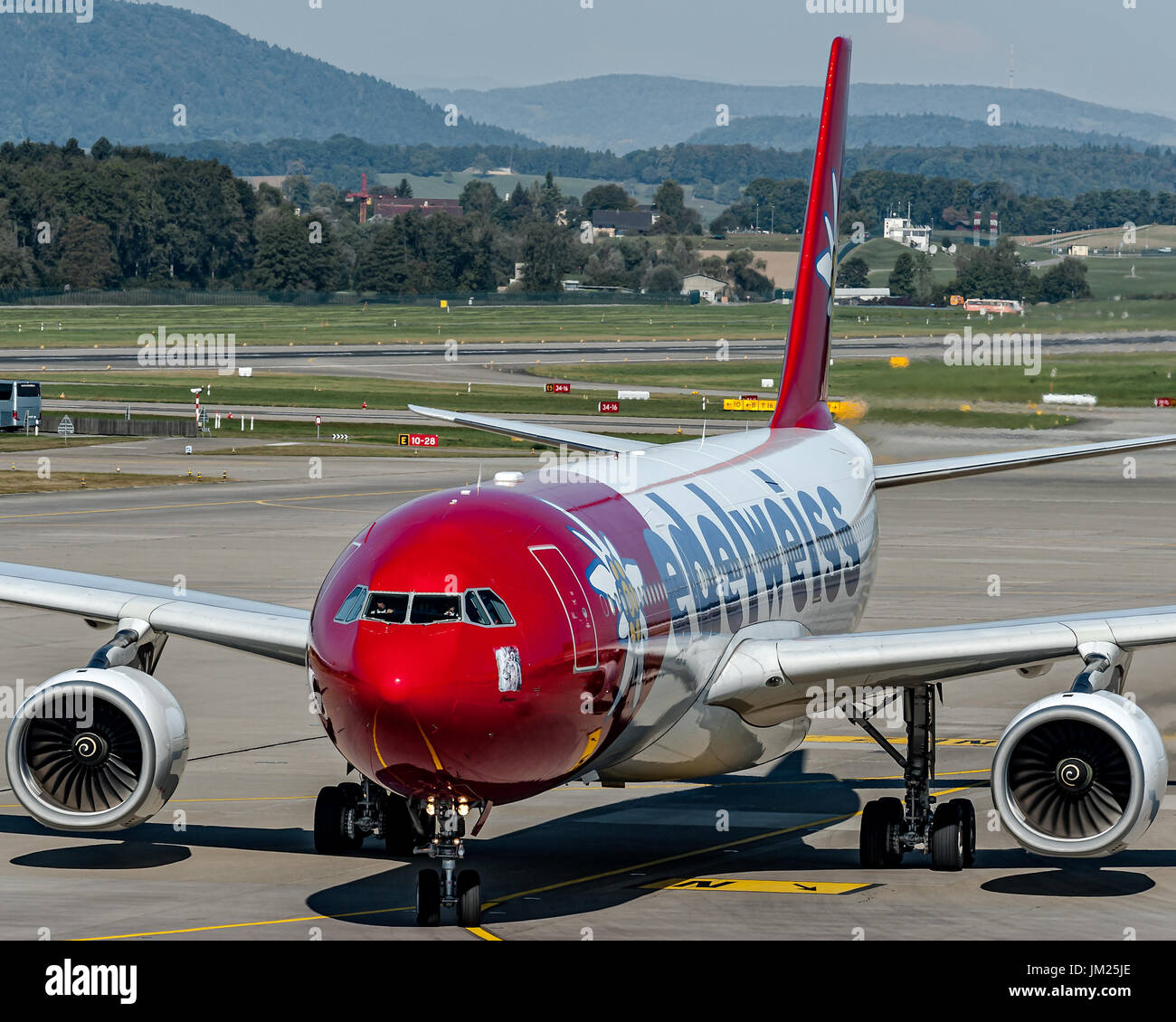 Rollen zum Tor das farbige Airbus A330 bei Zürich, Schweiz Stockfoto