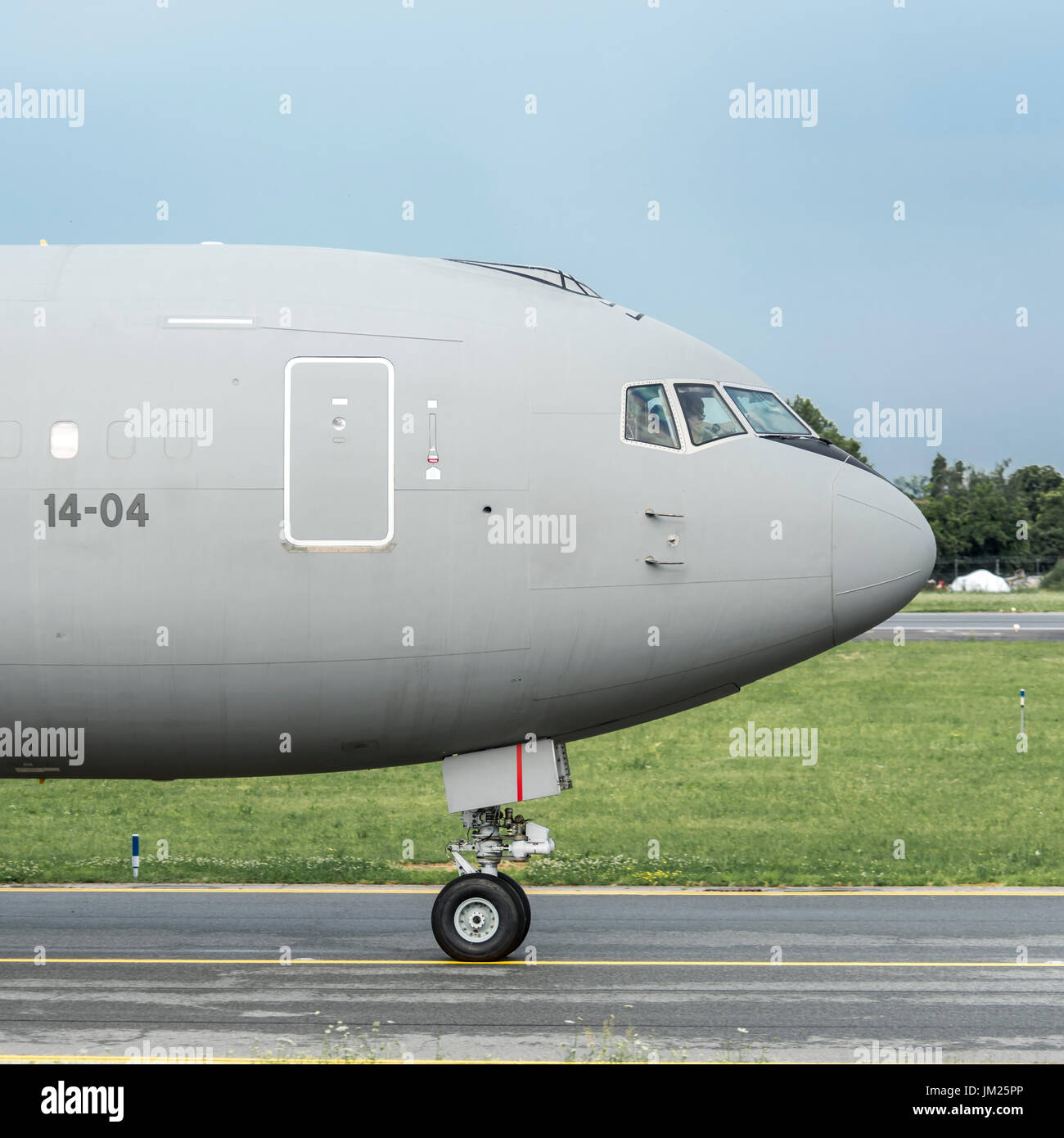 Turin Caselle Flughafen - Juli 10, 2017: Boeing KC767 ein Aeronautica Militare mm 62229, der italienischen Luftwaffe, Land in Turin Soldaten zu nehmen. Auf der Vereinigten Arabischen Emirate Zustand bringen wird. Stockfoto