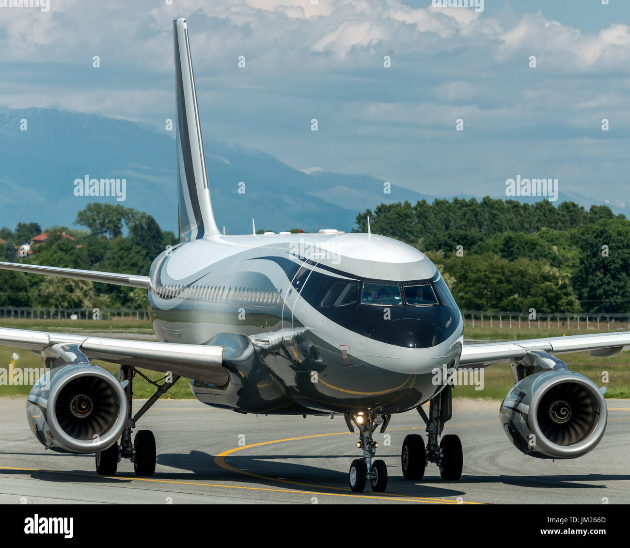 Aus New York mit dem Airbus A319 CJ von Dmitry rybolovlev, Wer ist Eigentümer der AS Monaco, in Turin spielte das Halbfinale der UEFA Champions League gehört. bizjet Stockfoto