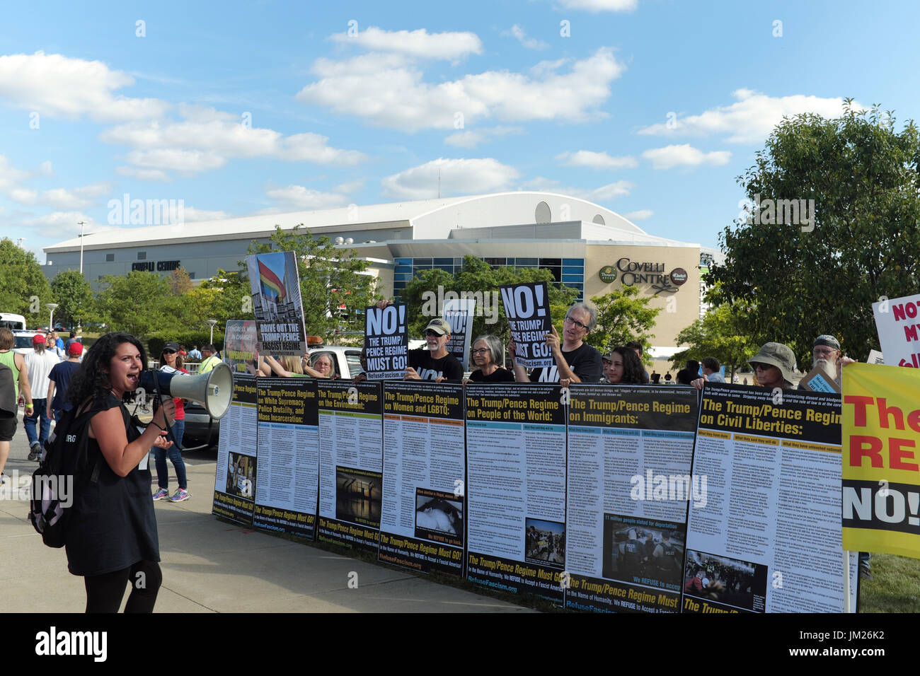 Youngstown, Ohio, USA. 25. Juli 2017. Demonstranten zeigen außerhalb der Covelli Centre in Qld, Ohio vor einer politischen Kundgebung von Präsident Donald Trump am 25. Juli 2017.  Bildnachweis: Mark Kanning/Alamy Live-Nachrichten Stockfoto