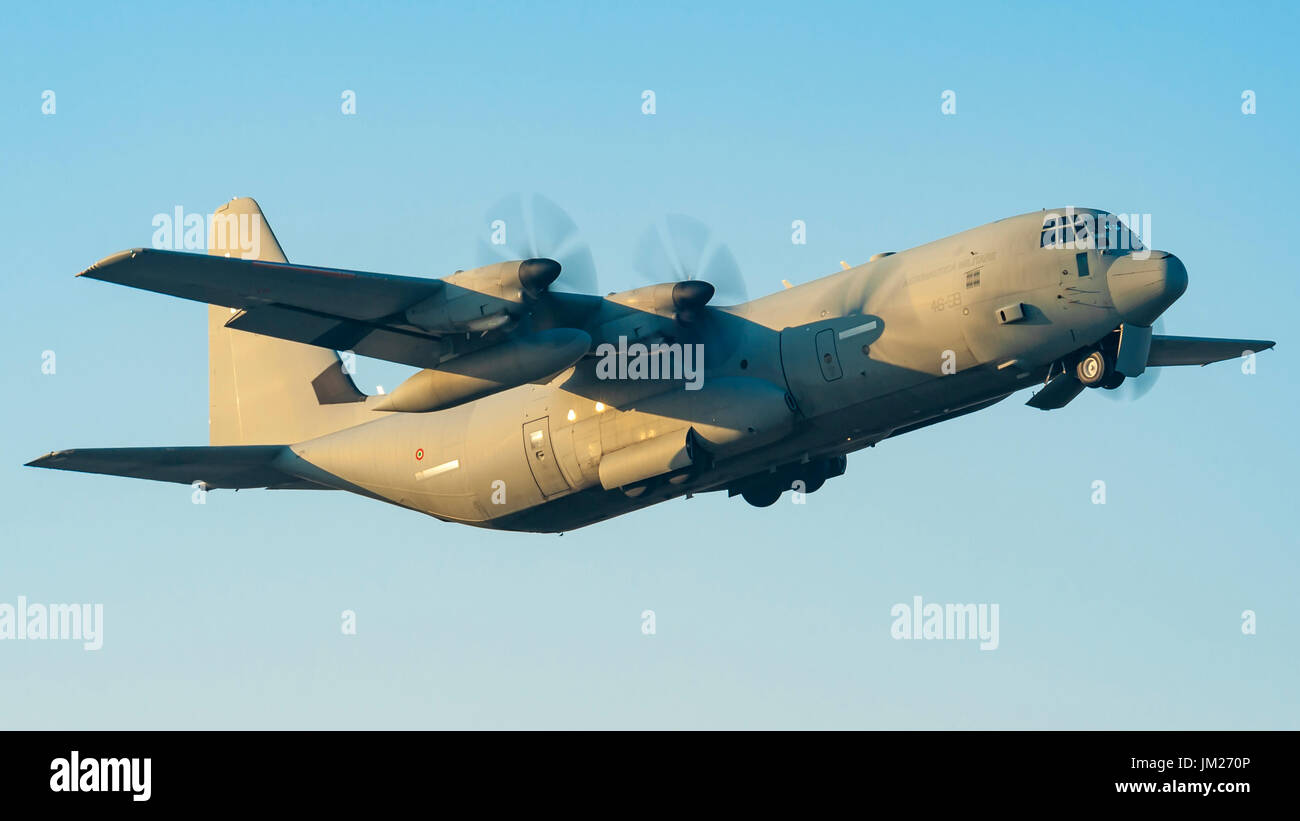 Lockheed C-130 Hercules der Aeronautica Militare Italiana (italienische Luftwaffe) der 46th Sturm wich von Pisa Flughafen Turin Flughafen zu landen Stockfoto