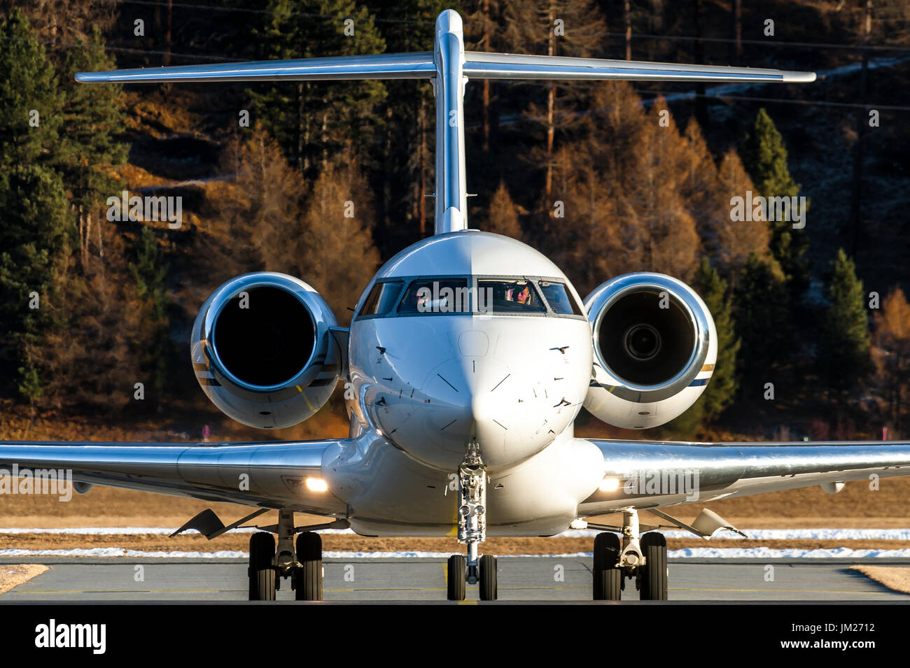 Bombardier Global 6000 glex Just Landed in Samedan Engadin Airport, der Schweiz, in der Nähe von st. moritz. Der Betrieb der privaten Flugzeuge genannt bizjet von Vip für Reisen verwendet Stockfoto