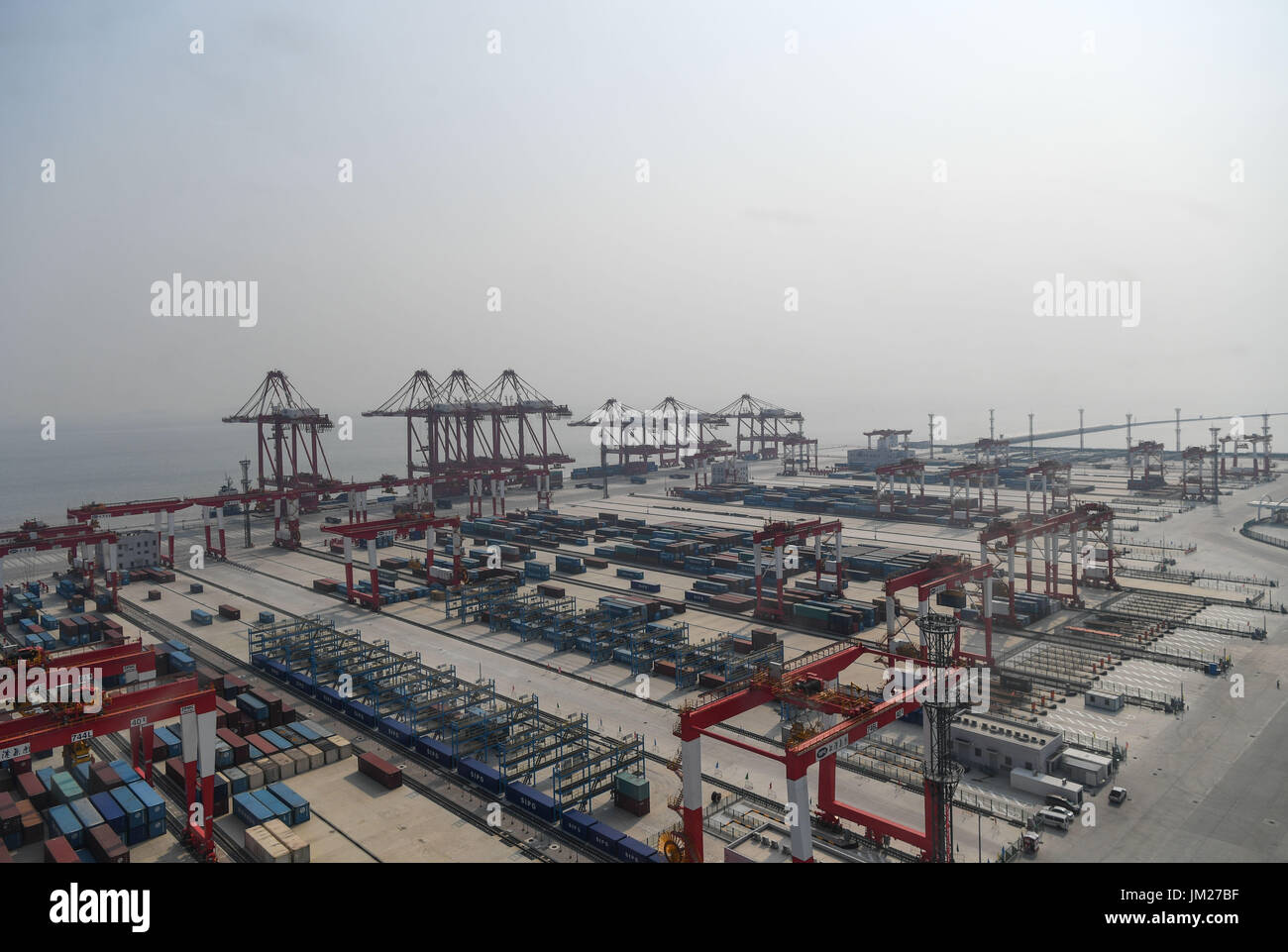 Shanghai. 25. Juli 2017. Foto aufgenommen am 25. Juli 2017 zeigt die vierte Phase der Yangshan Tiefseehafen in Shanghai, Ost-China. Chinas größte automatisierte Fracht Wharf, startet die vierte Phase des Yangshan Tiefseehafen, Probebetrieb bis Ende 2017. Nach Abschluss des Projekts der Hafen wird haben sieben Tiefwasser-Liegeplätze und wird voraussichtlich einen Jahresdurchsatz von 4 Millionen TEU (Twenty Foot equivalent Unit) zu behandeln. Bildnachweis: Shen Hong/Xinhua/Alamy Live-Nachrichten Stockfoto