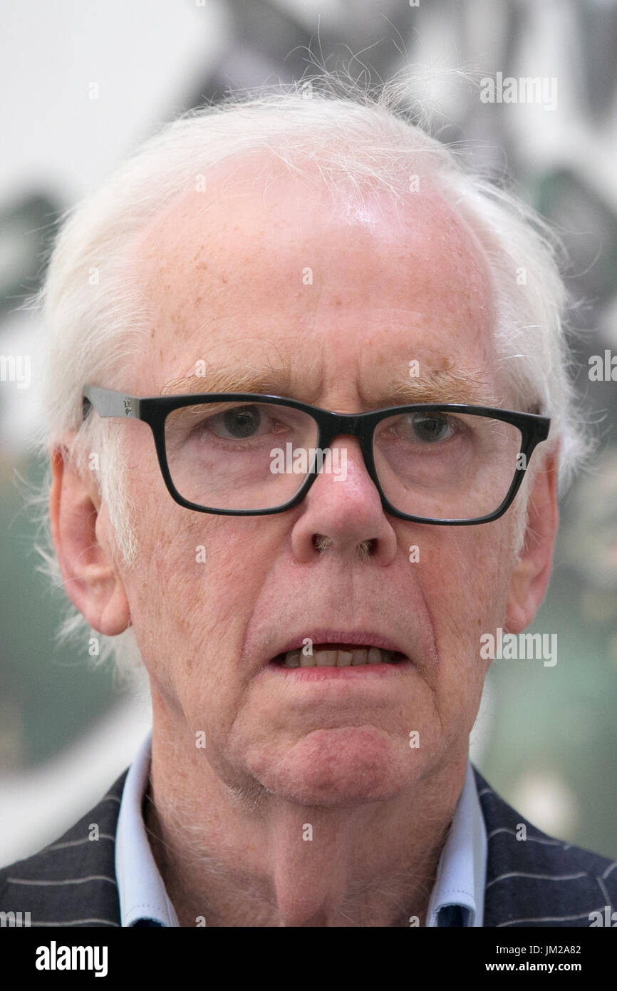 Die O2-Arena. London. UK 26. Juli 2017 - Jeremy Bulloch spielte legendären Kopfgeldjäger Boba Fett in das Imperium schlägt zurück und die Rückkehr der Jedi-Ritter besucht Star Wars Identities: The Exhibition Photocall in The O2, neben seiner Originalkostüm feiern die einzigartigen Besucherattraktion mit mehr als 200 original-Artefakte von LucasFilm Archive. Die Ausstellung untersucht die wunderschöne Natur der menschlichen Identität durch die Magie des Star Wars-Universum und seine legendäre Figuren. Bildnachweis: Dinendra Haria/Alamy Live-Nachrichten Stockfoto