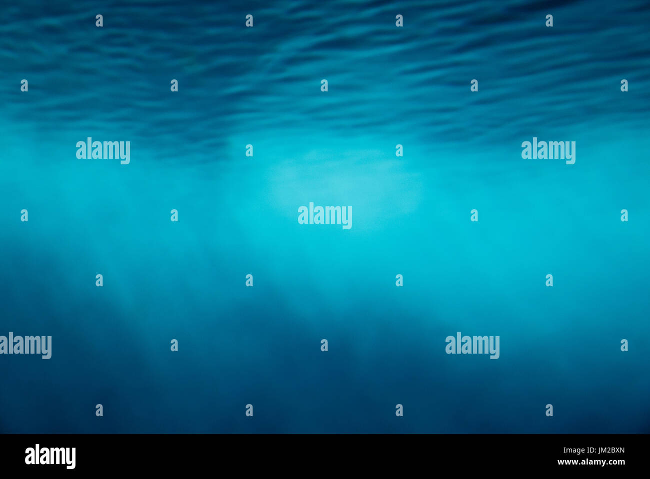 Unterwasser Lichtstrahl strahlt Hintergrund in Blauton. Stockfoto