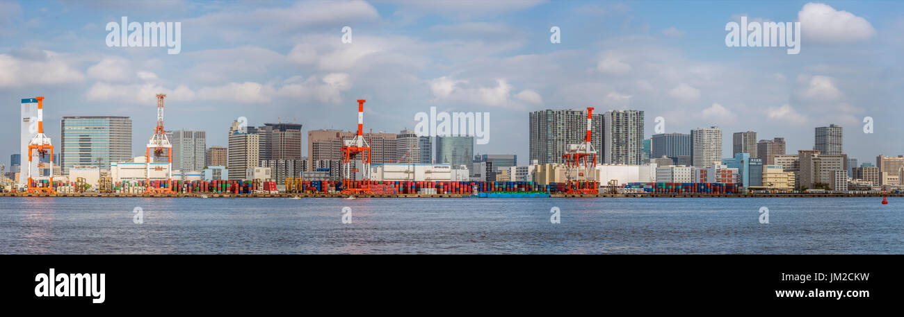 Blick von Odaiba auf das Industriewerk Yokoreitokyo Daini und die Skyline von Shinagawa, Tokio, Japan Stockfoto