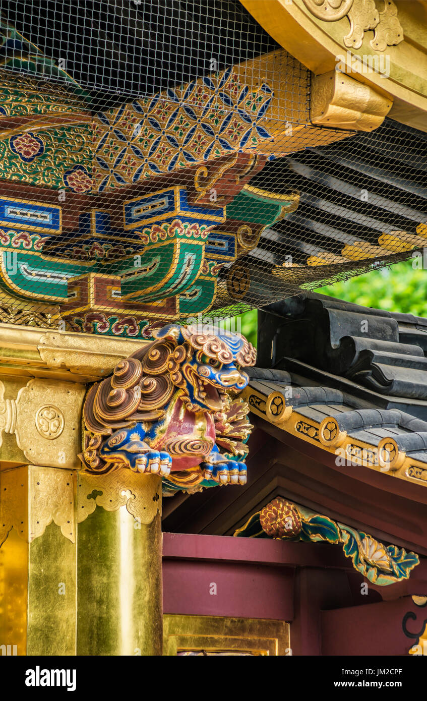 Farbenfrohe Details Toshogu Jinja Schrein im Ueno Park, Tokyo, Japan. Es wurde 1627 gebaut und dem Gedenken an Tokugawa Ieyasu (1542 - 1616) gewidmet. Stockfoto