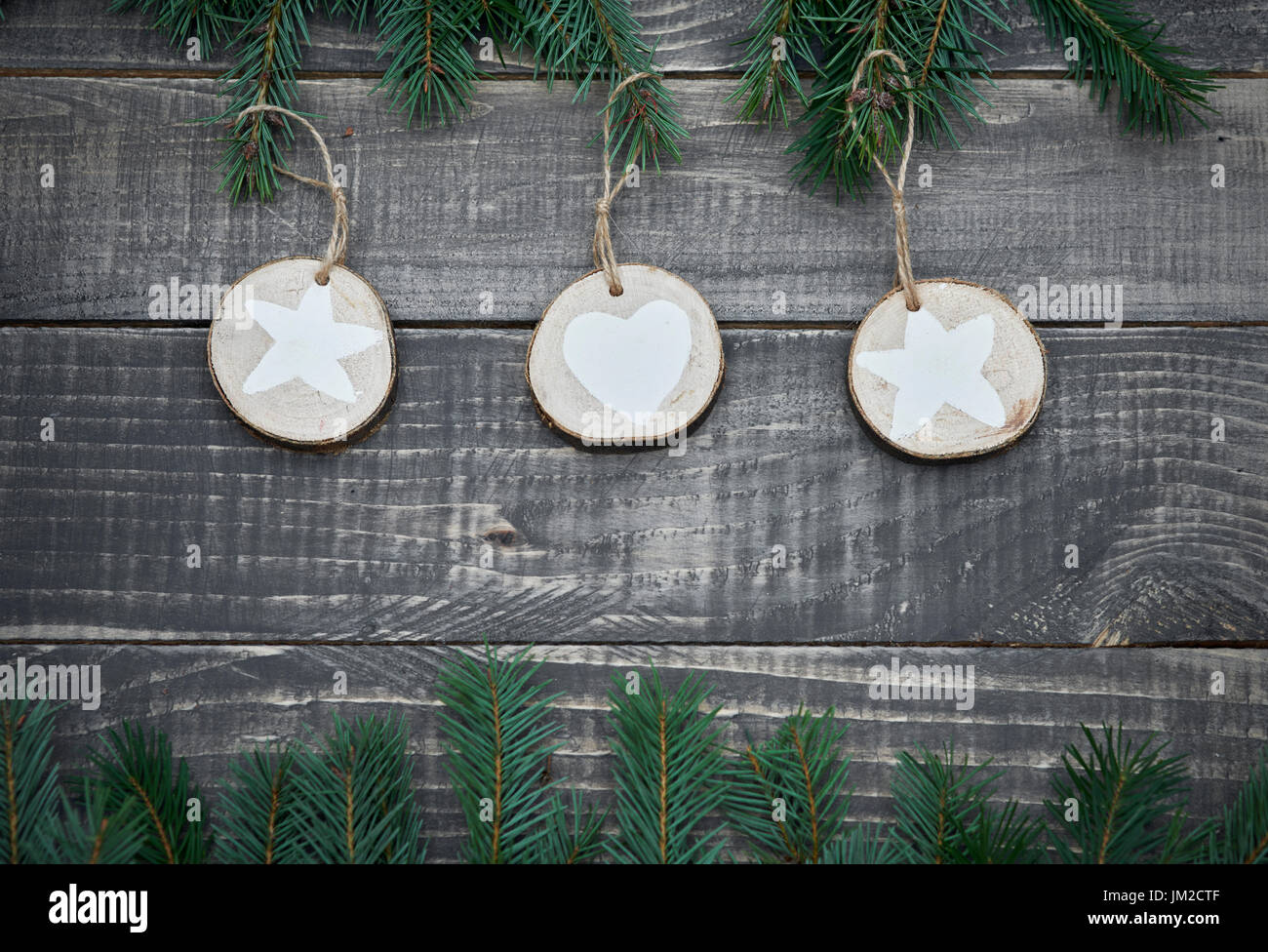 Natürliche Weihnachtsschmuck auf Holz Stockfoto