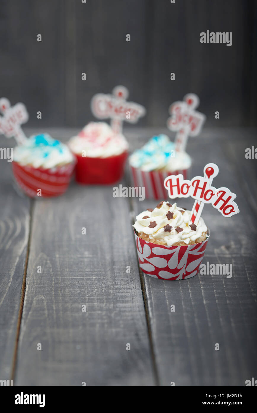 Leckere Weihnachts-Muffins auf dem Holz Stockfoto