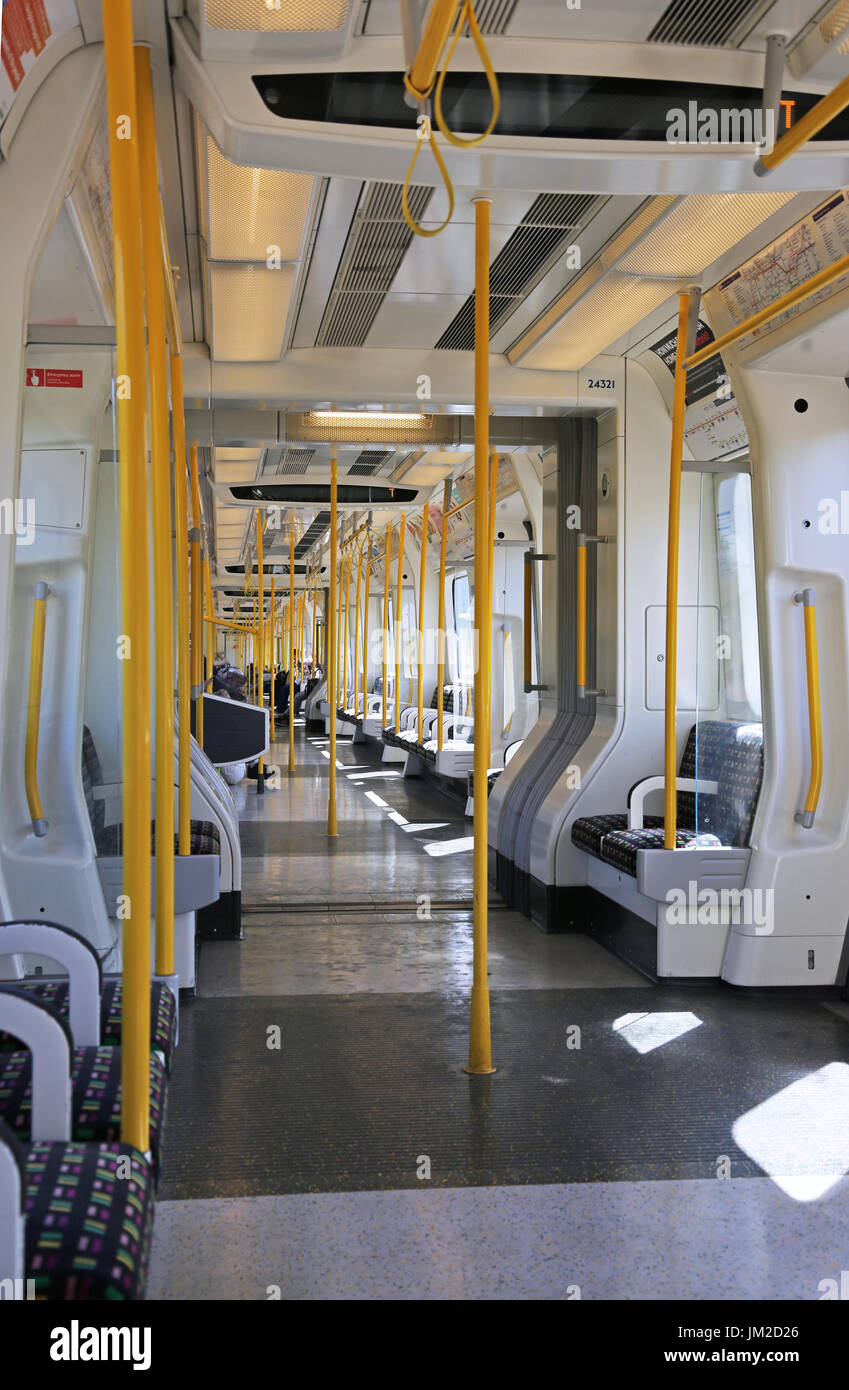 Einrichtung eines neuen S7-Schlittens auf Londoner U-Bahn District Line - Ausführung oberirdisch in East London, UK. Zeigt leere Sitze und Passagiere. Stockfoto