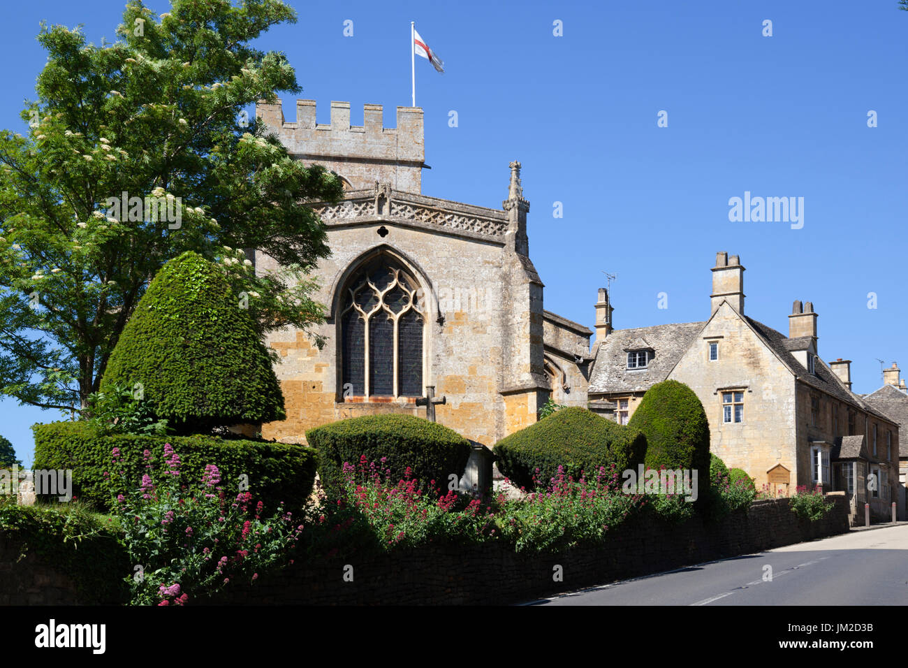 Kirche von Str. Lawrence und Cotswold Hütten, Bourton-on-the-Hill, Cotswolds, Gloucestershire, England, Vereinigtes Königreich, Europa Stockfoto