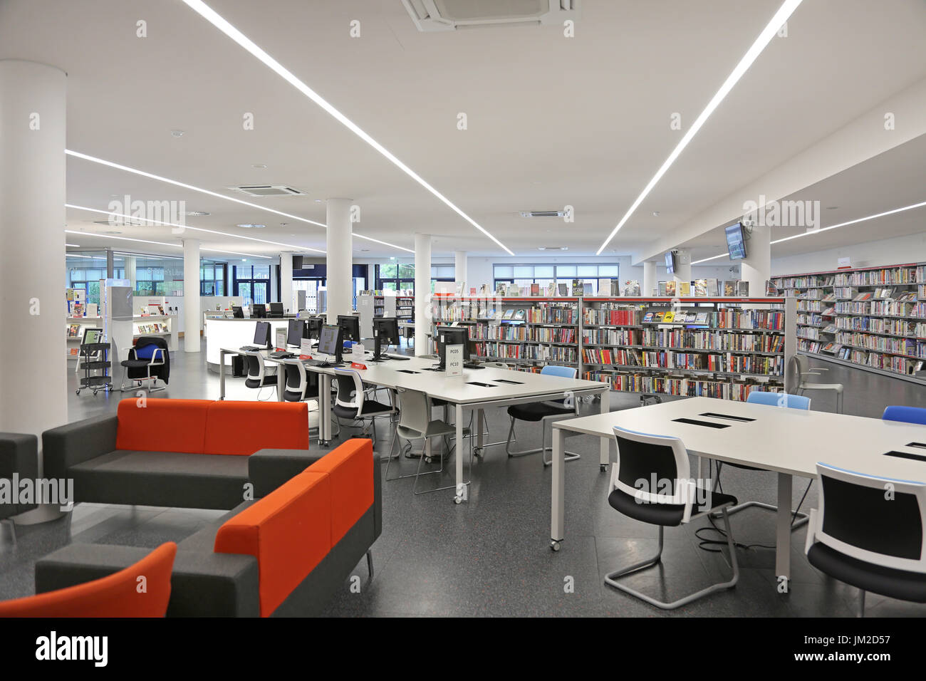 Innenansicht der neu restaurierten Marcus Garvey Bibliothek in London Borough of Haringey, Vereinigtes Königreich. Zeigt traditionelle Bücherregale und neue Computer-Terminals. Stockfoto
