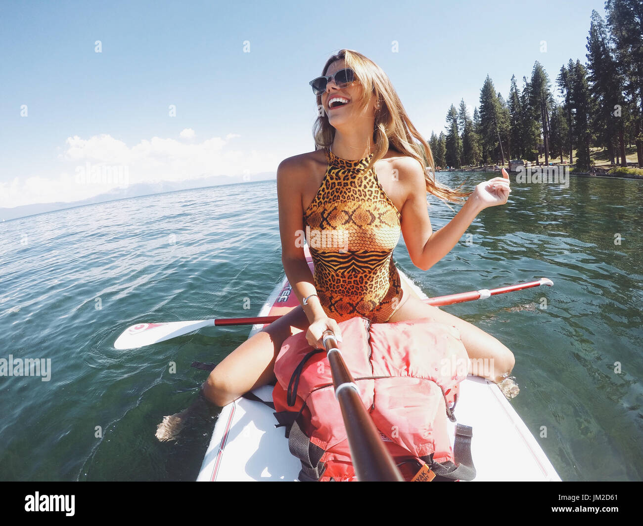 Treffen Sie Rauchen heiß Hubschrauberpiloten in der Ausbildung, die ihren glamourösen Lebensstil mit fast sechzig tausend Instagram Anhänger teilt. Atemberaubende im Stockfoto