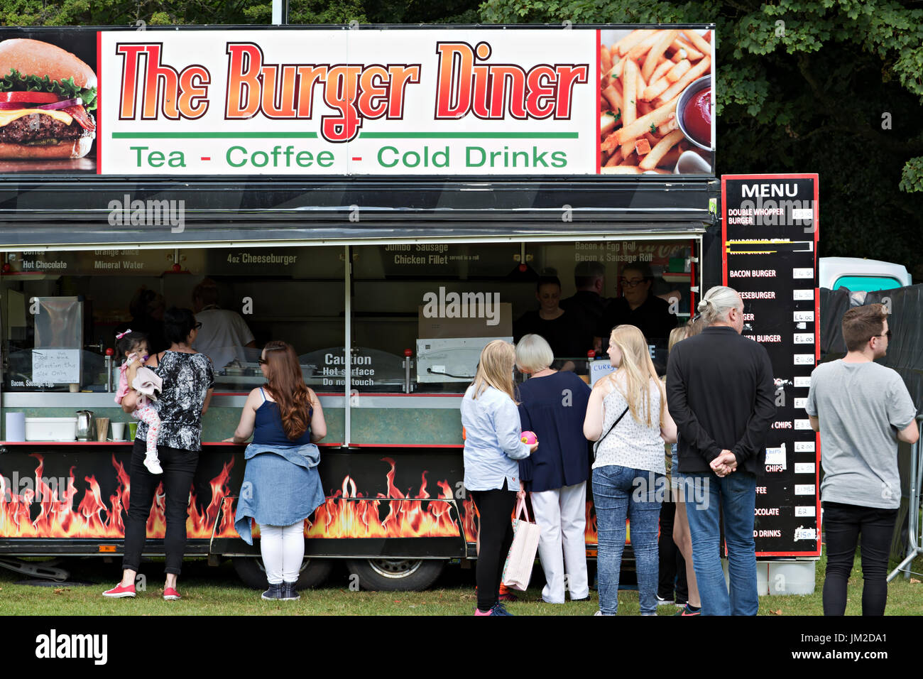 Die Burger Diner catering Außengerät Dienst am Kunden bei einer Outdoor-Veranstaltung Stockfoto