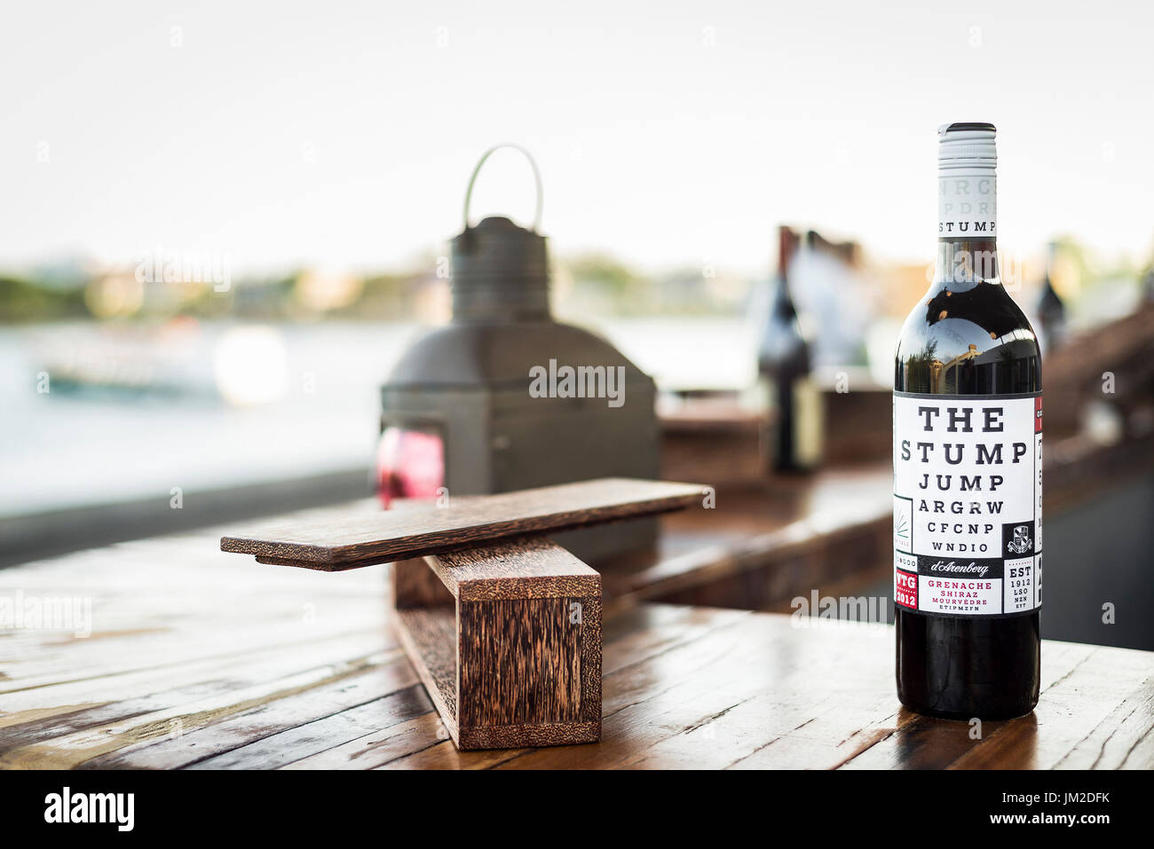 Flasche Gourmet Wein an oudoor Party bar Counter Stockfoto