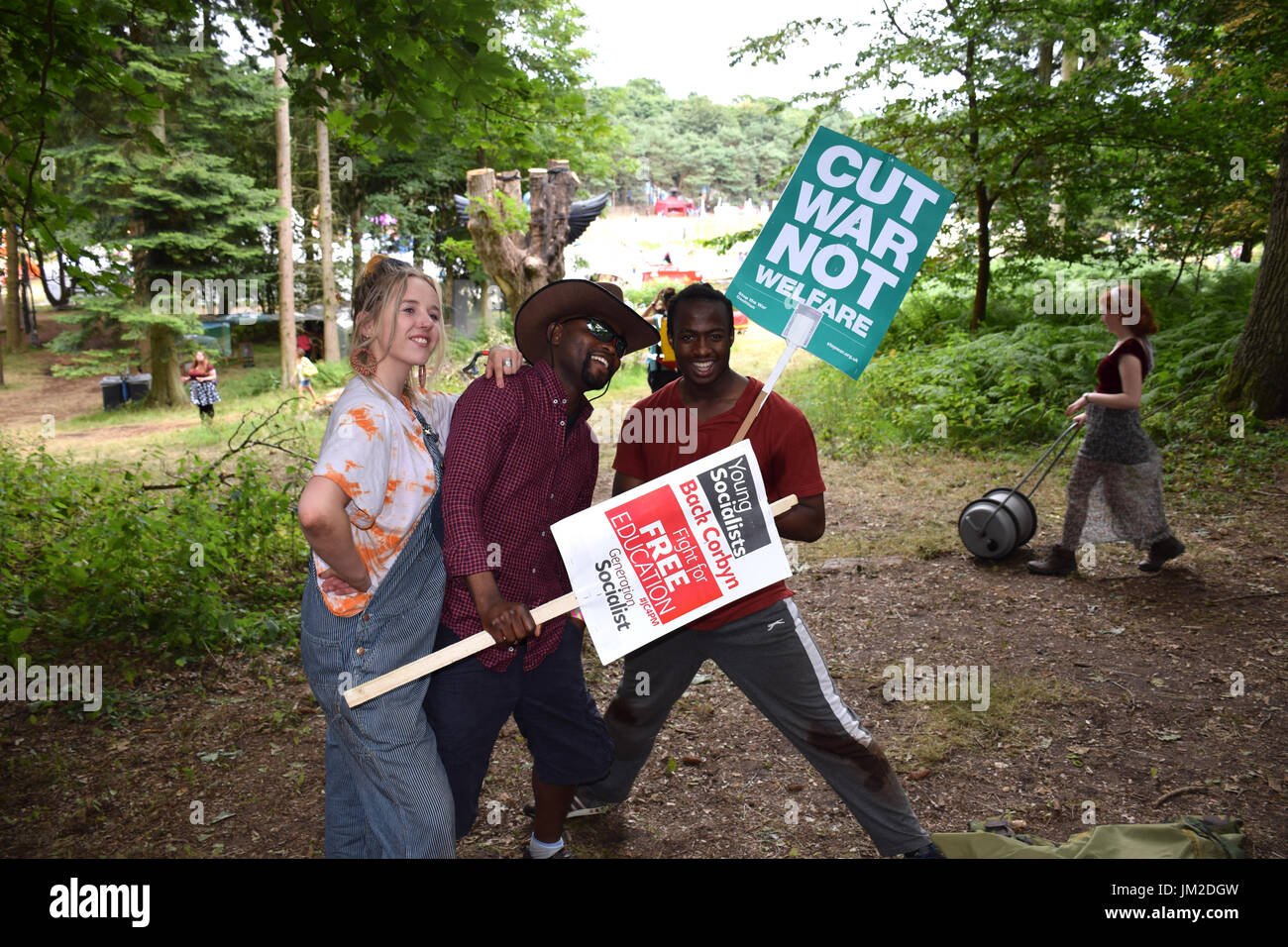 Latitude Festival 2017, Henham Park, Suffolk, UK. SBC Theater & Leeds Beckett: Stehen und gezählt werden-auf der Lichtung, Faraway Wald Stockfoto