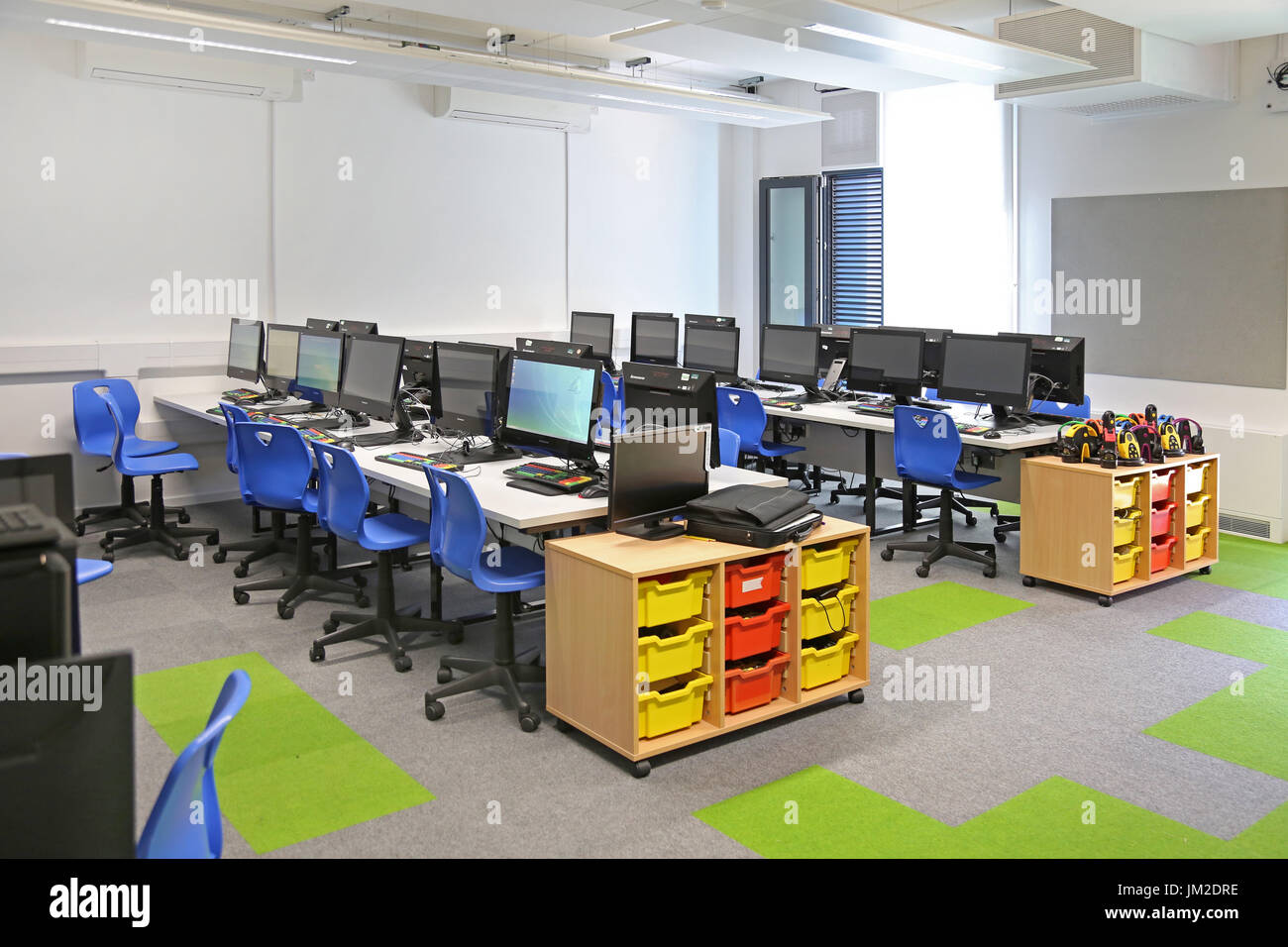 Computer in einem Technologie-Klassenzimmer in eine neu erbaute Grundschule London, UK Stockfoto