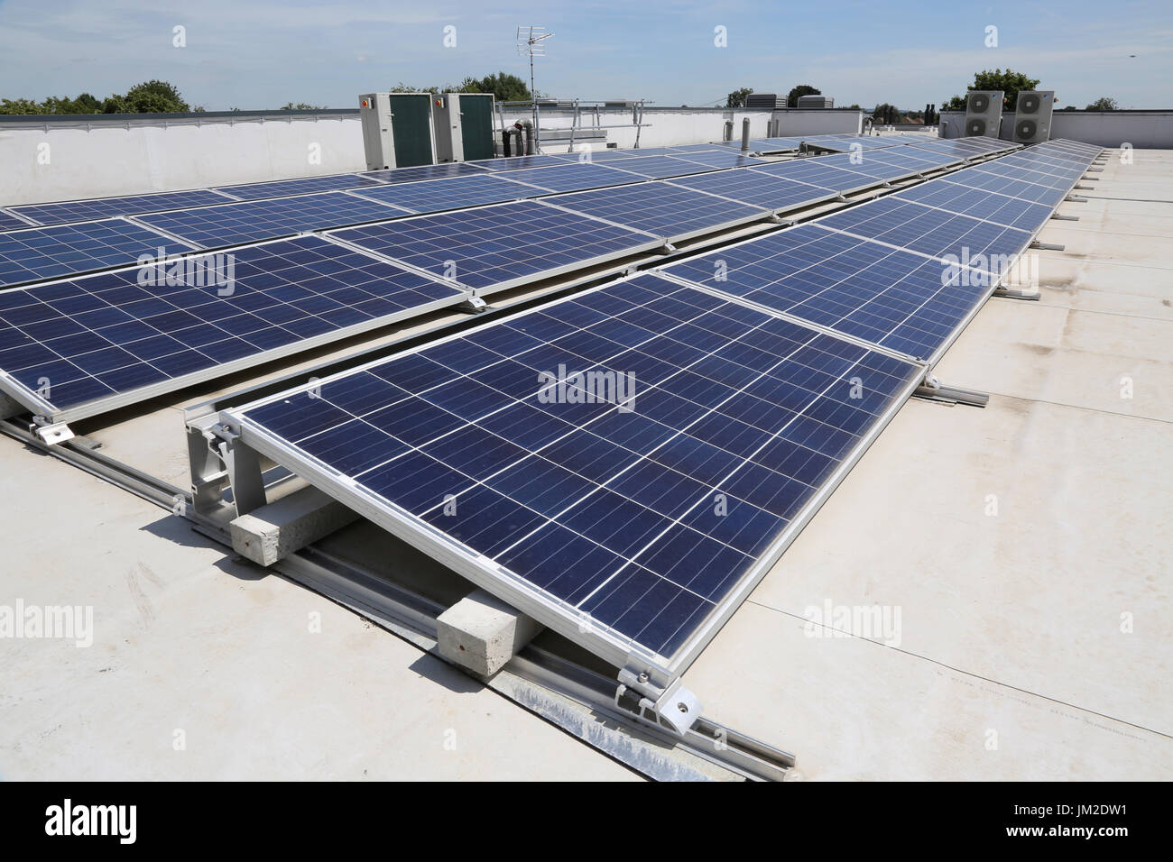 PV-Solar-Panels auf dem Flachdach einer neuen Grundschule in Essex, Großbritannien Stockfoto