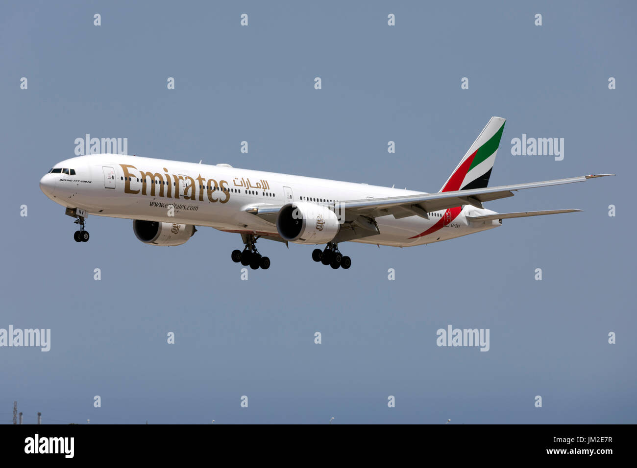 Emirates Boeing 777-31H/ER [A6-ENV] auf Finale Start-und Landebahn 31, täglichen Flug von Dubai. Stockfoto