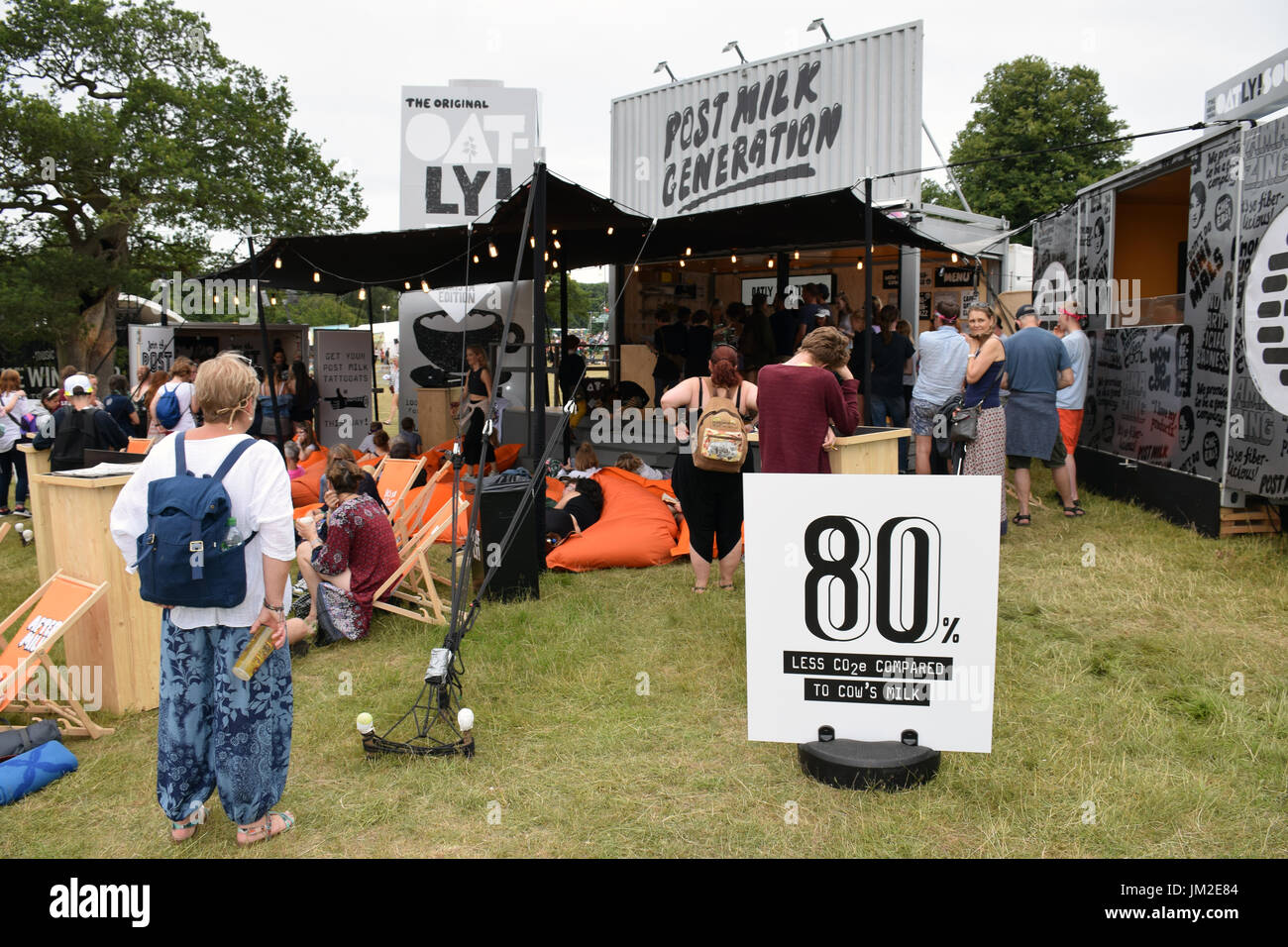 Latitude Festival 2017, Henham Park, Suffolk, UK. Oatly! Hafer-Drink-stall Stockfoto