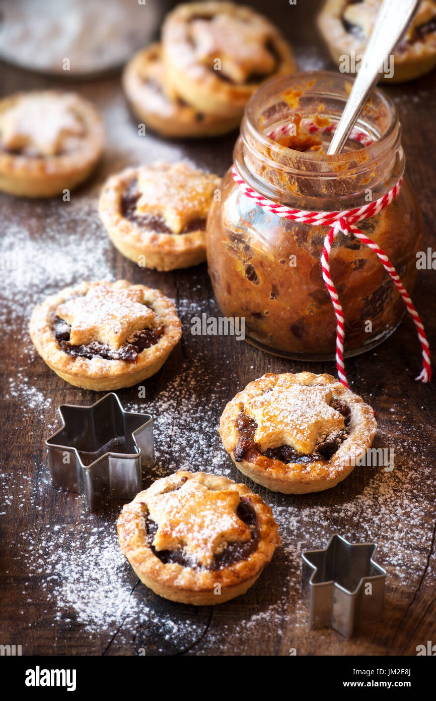 Traditionelle festliche Weihnachten Mince Pies mit ein Glas hausgemachte Hackfleisch und ein leeres tag Stockfoto