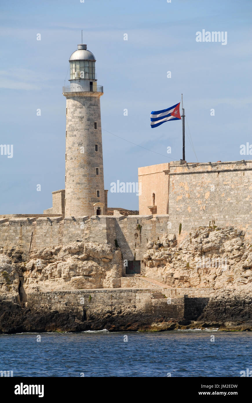 Der alte Leuchtturm und die Festung El Morro genannt im Hafen von Havanna in Kuba. Schuss in der Tageszeit mit der kubanischen Flagge fliegt stolz daneben. Stockfoto