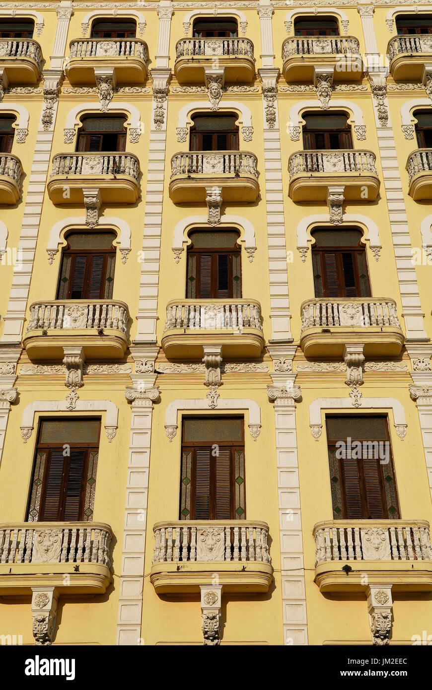 Suchen auf einer gelben Fassade eines alten Gebäude in Alt-Havanna, Kuba. Stockfoto