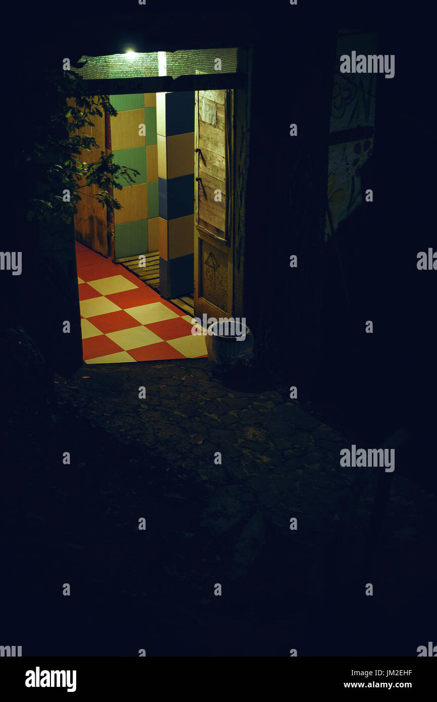 Nur ein Eingang eines alten hölzernen Objekts in eine Ecke, dunklen Bereich ringsum. Stockfoto