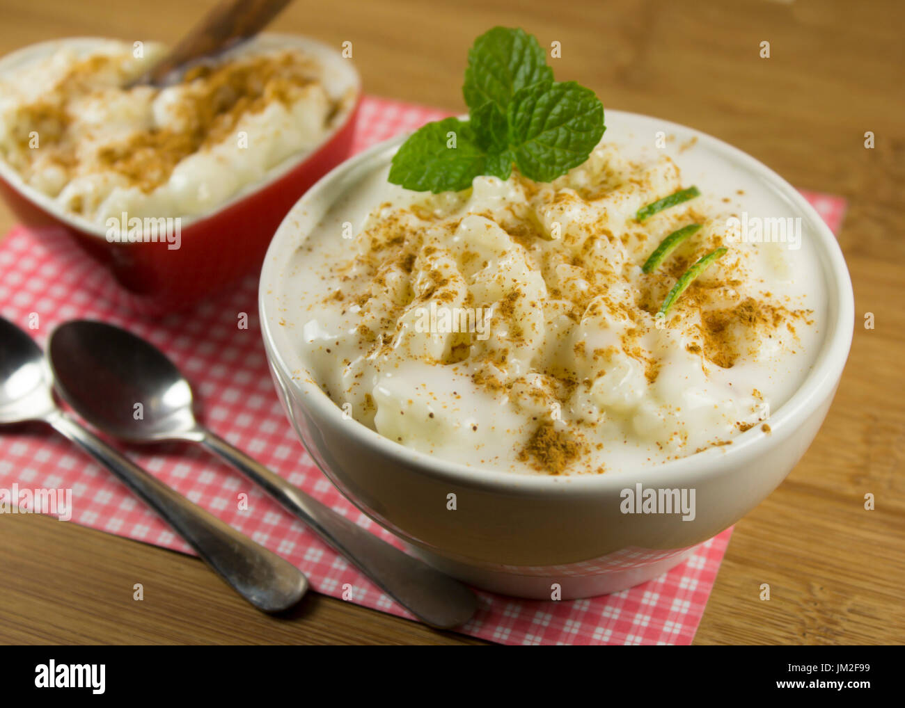 Cremig süße Milchreis mit Zimt und Minze Blätter. Stockfoto