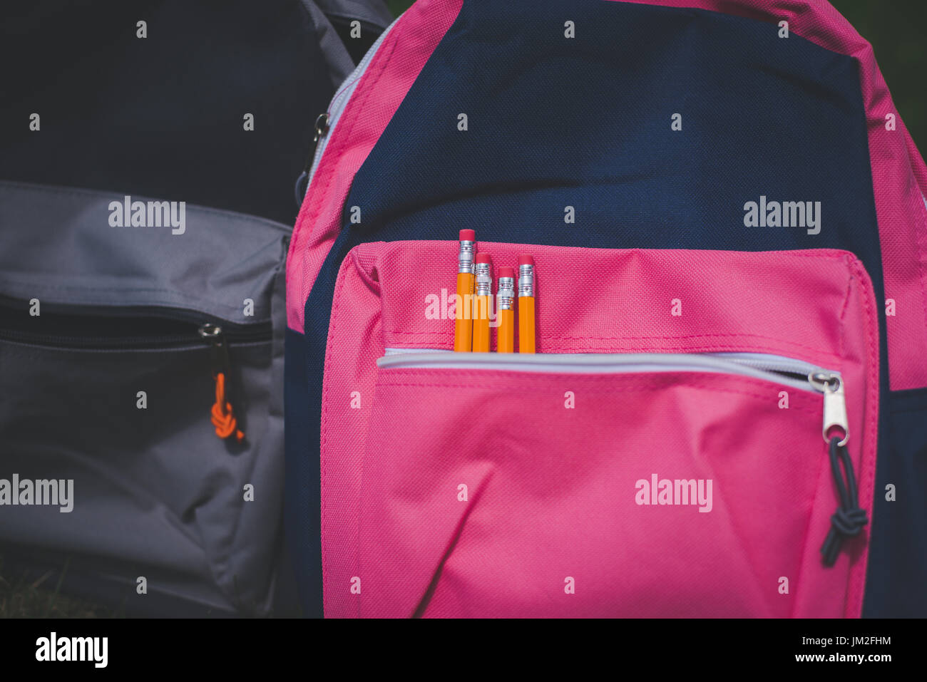 Eine Tasche, Rucksack mit Schule liefert für zurück in die Schule. Stockfoto