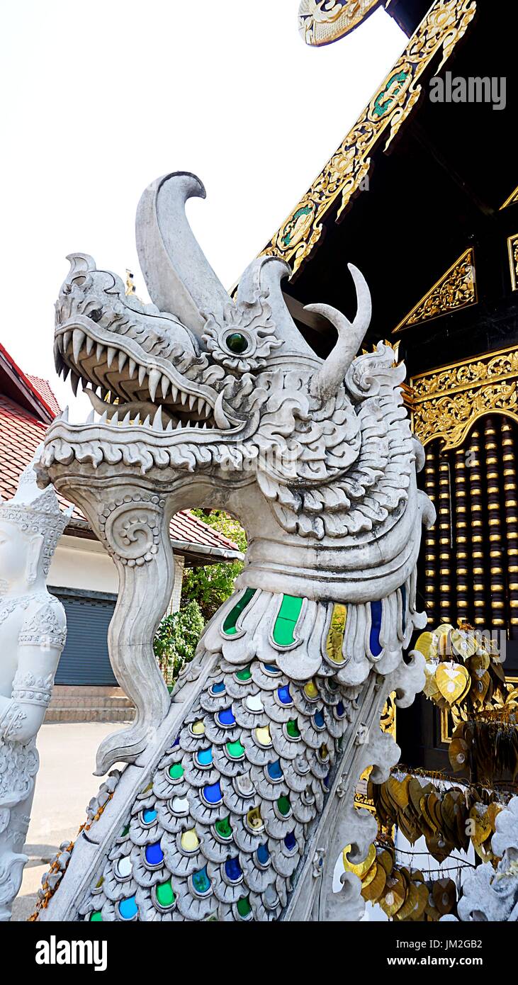 Schöne Schlange Naga Schlange Skulptur bewachen Thai Tempel in Chiang Mai, Thailand. Stockfoto