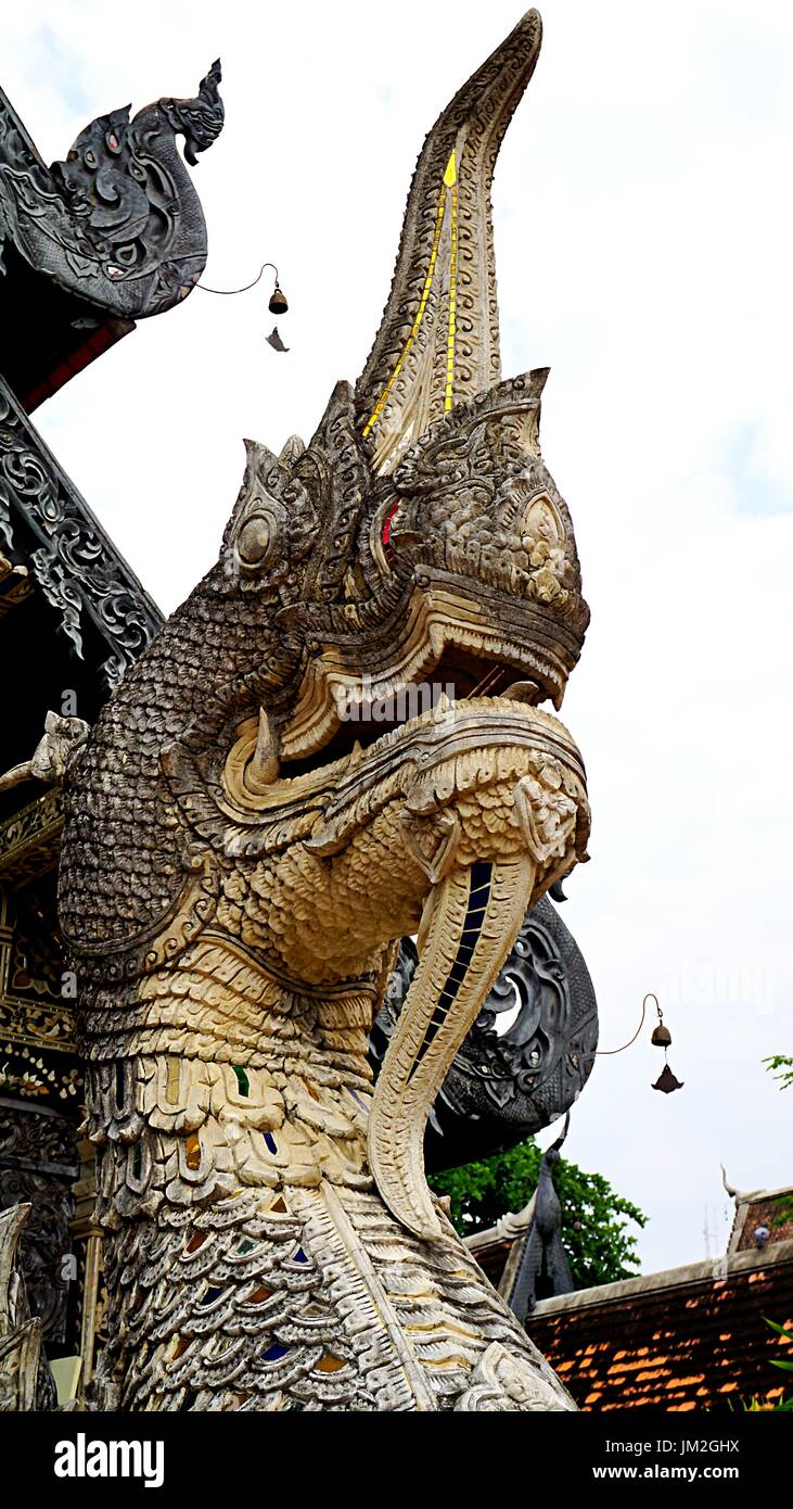 Schöne Schlange Naga Schlange Skulptur bewachen Thai Tempel in Chiang Mai, Thailand. Stockfoto