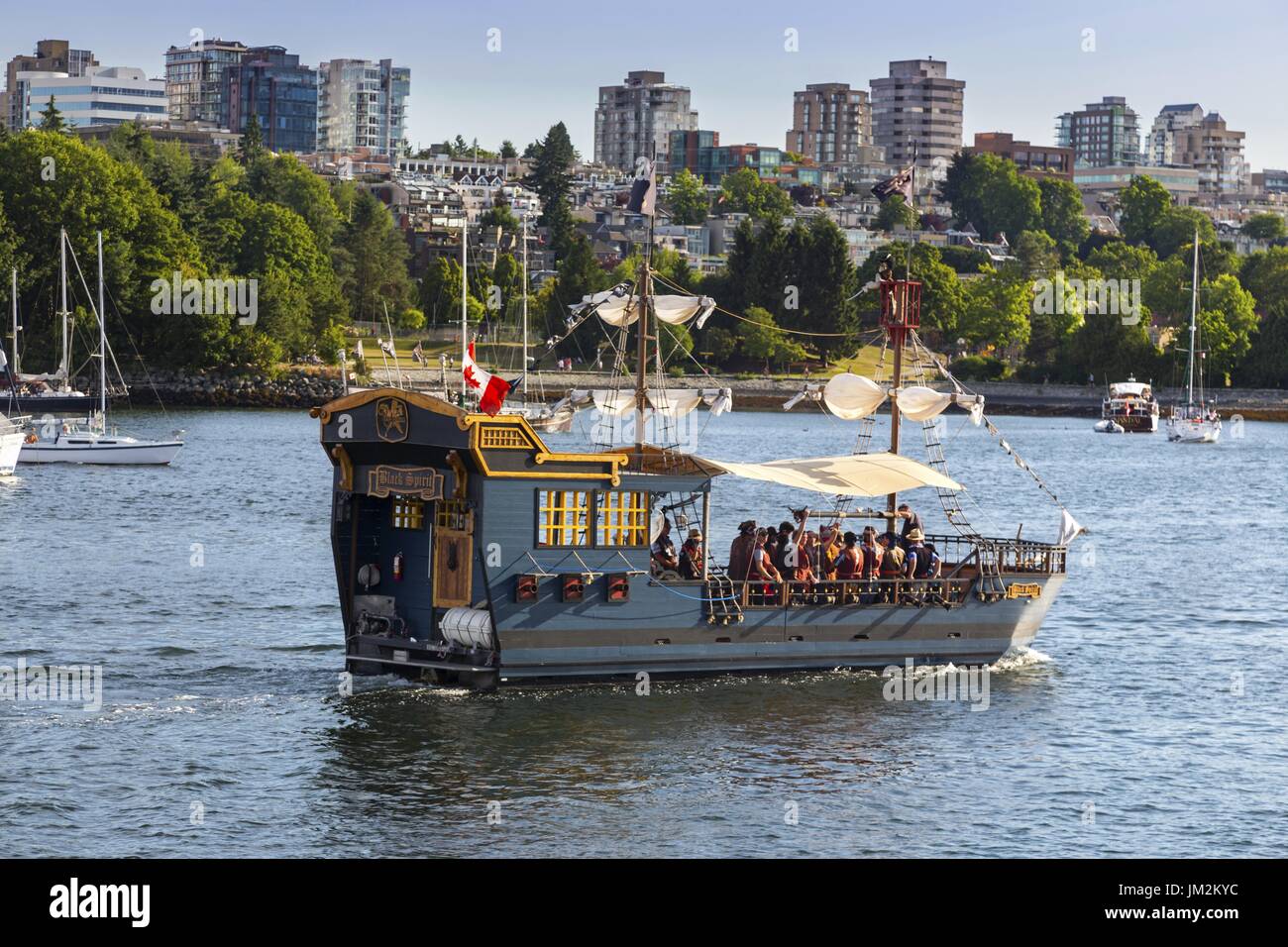 Black Spirit Cruise Piratenschiff mit Touristen Segeln im False Creek auf Granville Island Seawall in Vancouver British Columbia Kanada Stockfoto